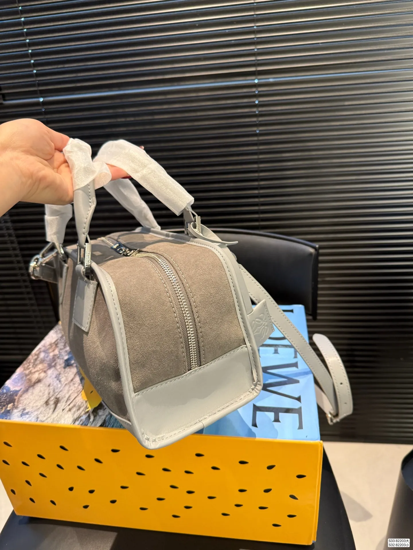 大号P215 小号P210 配盒子 罗意威这只简直太乖了 麂皮包今年冬天简直不要太火 银色loewe小锁也是酷的很 这个还可以加肩带单肩斜挎 一整个就是实用的美包！ 尺寸大36.5 21 小28.5 16 货号82203