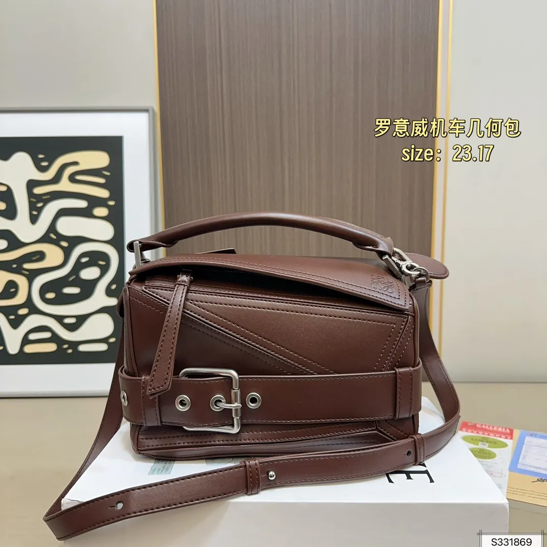 💰185（折叠盒） 尺寸：23.17 LOEWE 罗意威新版上市puzzle Biker机车几何包 几何形设计，质感磨砂五金件，各个颜色都超美👍 容量大，实用又不失设计感！ 休闲又百搭，通勤也可以背‼️