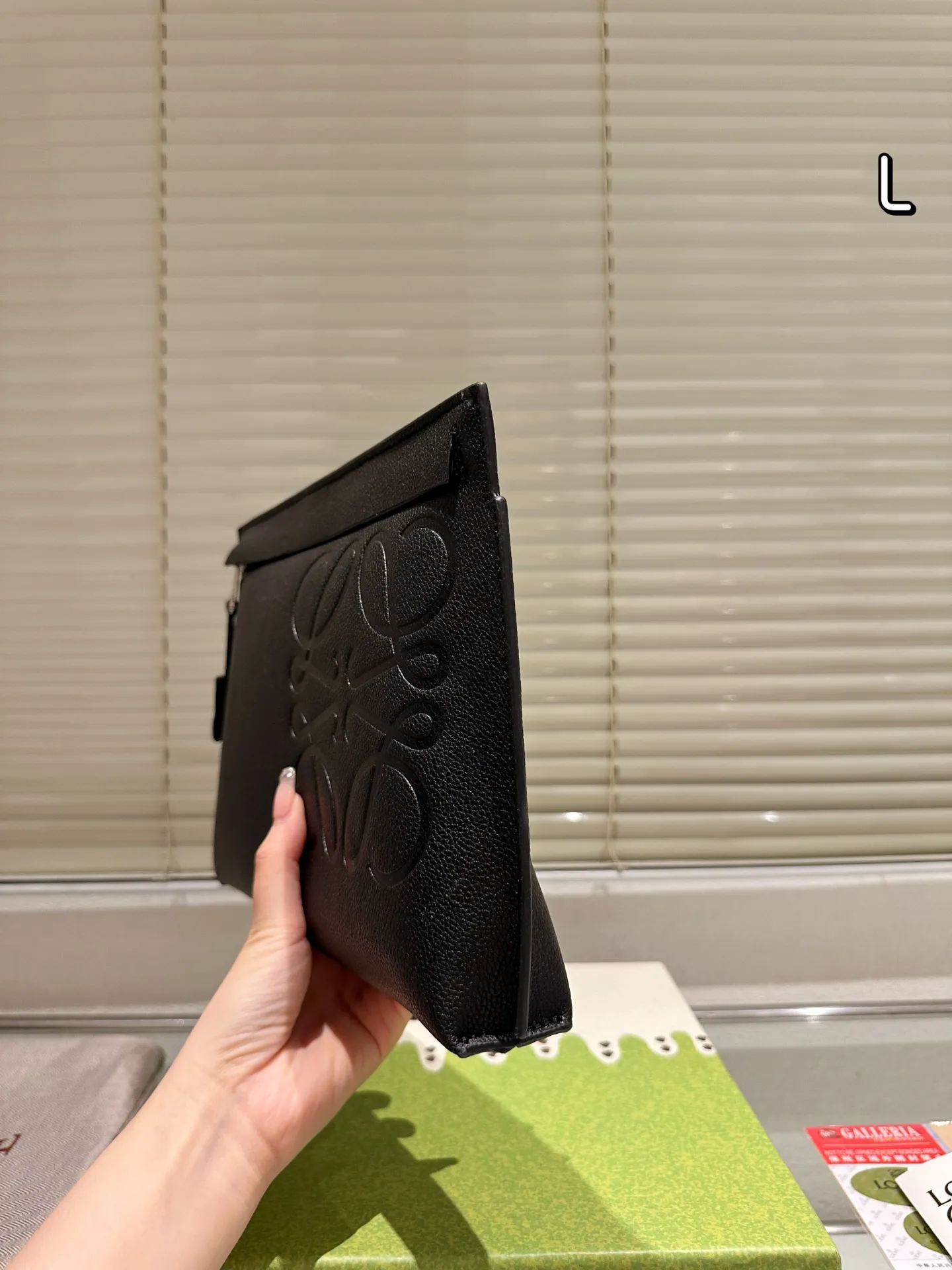 配礼盒🎁P140 Loewe 罗意威 手包 520限定手袋 甜而不腻的日常搭配 颜值质感被拿捏住了 凹造型必备✔️ 尺寸:31.20cm