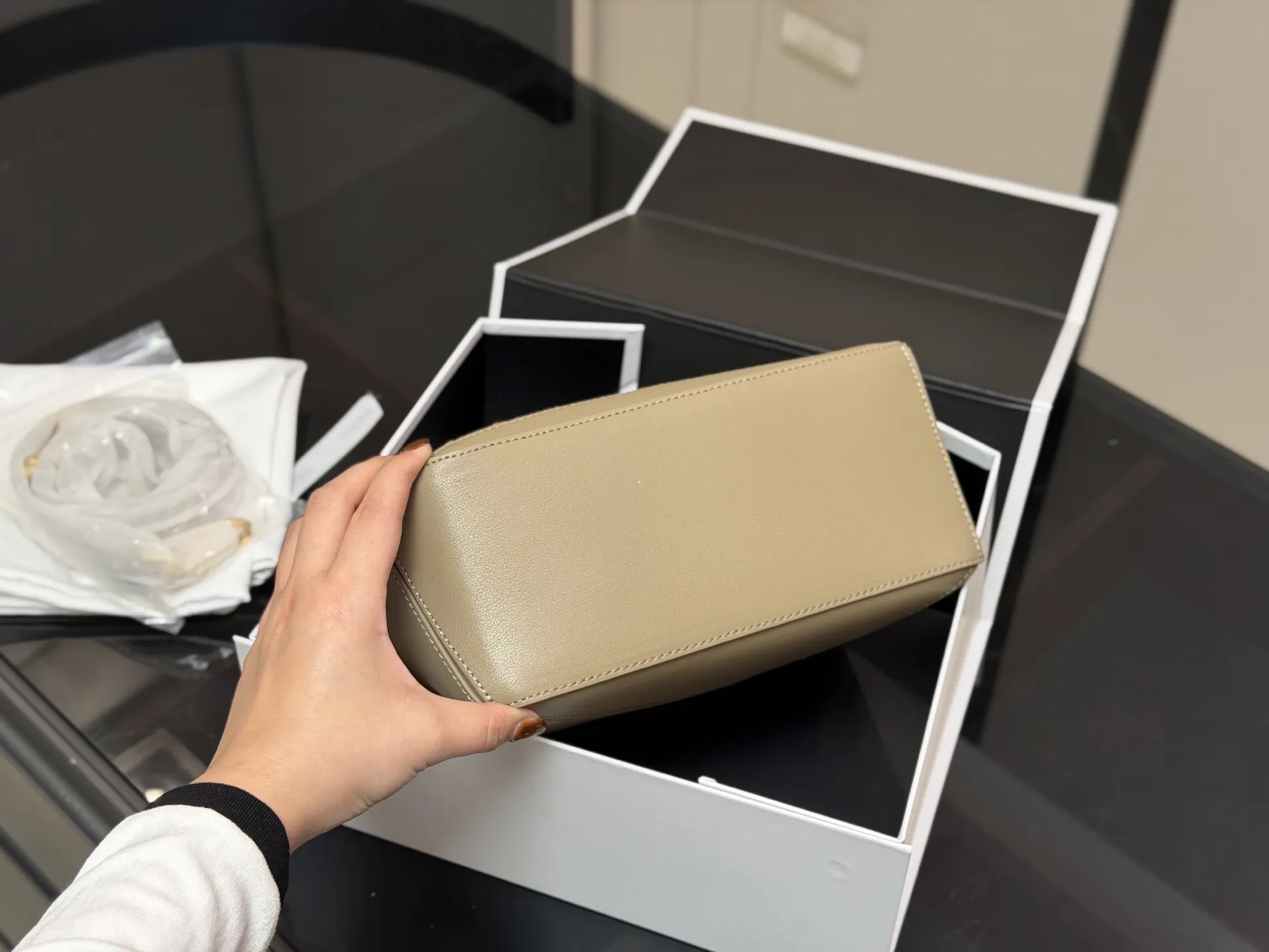 &yen;250 配盒 牛皮 尺寸： 24*15cm loewe 罗意威几何包puzzle 真心是不能错过的， PUZZLE又出新花样|经典牛皮碰撞复古绒面革 皮质的碰撞和对比 视觉变化 彰显几何魅力