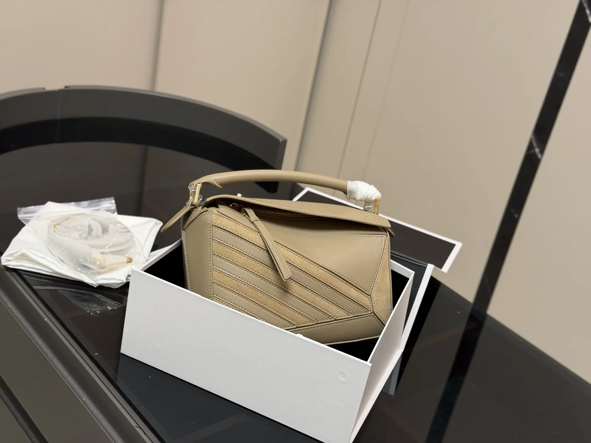 ¥250 配盒 牛皮 尺寸: 24*15cm loewe 罗意威几何包puzzle 真心是不能错过的, PUZZLE又出新花样|经典牛皮碰撞复古绒面革 皮质的碰撞和对比 视觉变化 彰显几何魅力