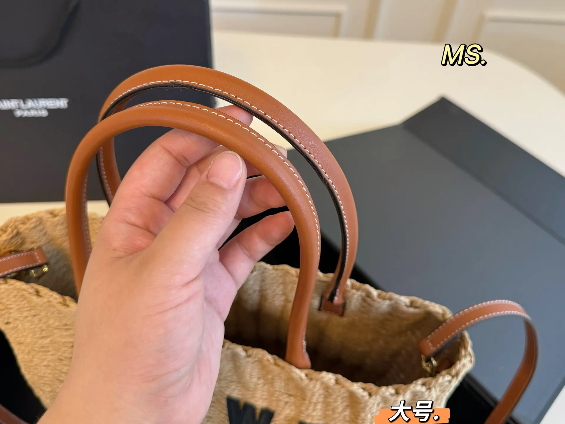 P95大号 (飞机盒) size:27×27大号 LOEWE 罗意威新款草编琴谱托特包💕 柔软拉菲草编织成立体包型, 一眼爱上,氛围感绝了👍 柔软又🈶️韧性,质感满🈵️ 既能度假🏖,又能通勤!