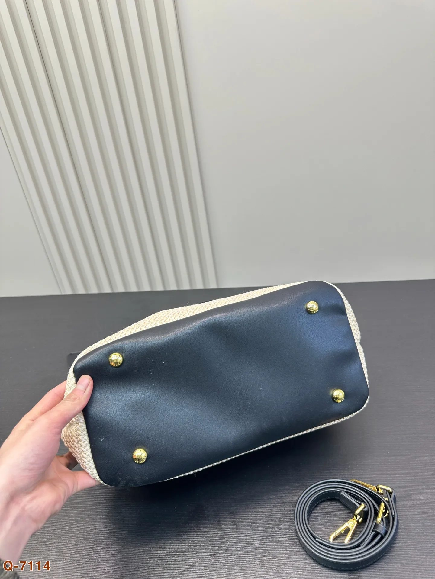 💰135尺寸小号21.23 💰135尺寸横款29.20 💰150尺寸大号31.33 普拉达prada阳光普拉达草编包购物袋的夏天啦，马上夏天了，来推荐这只prada阳光草编包.清爽也文艺，让你也可甜可美。设计也非常实用，容量也大。同款哦夏天怎么能少了草编包呢！