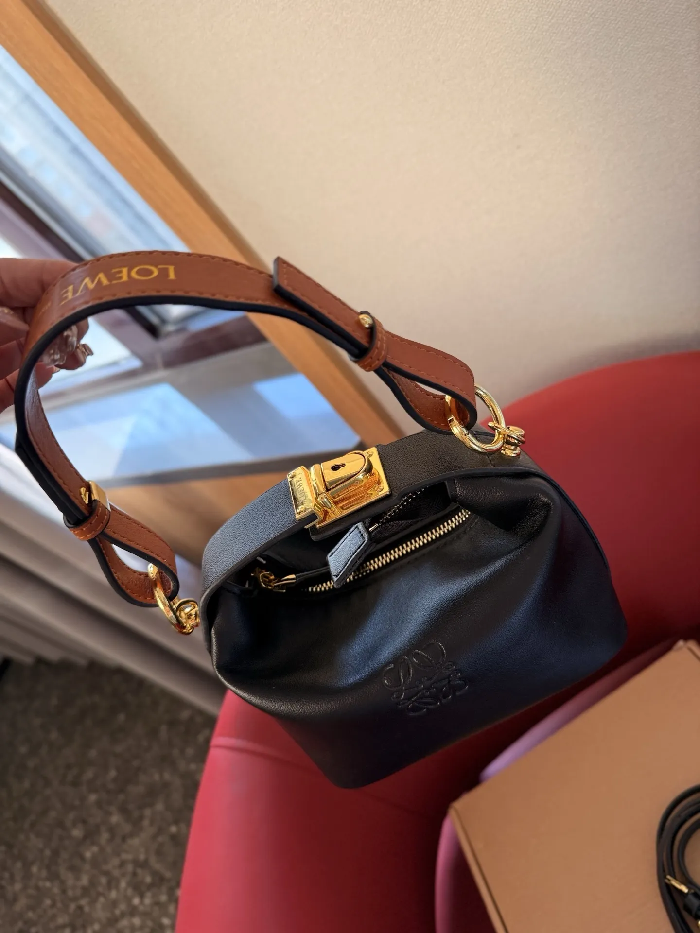 p130 礼盒包装🎁 罗意威最近超级火的便当包 最新款Loewe cubi 这个颜色最好看! 尺寸16cm 搜索🔍罗威饭盒包