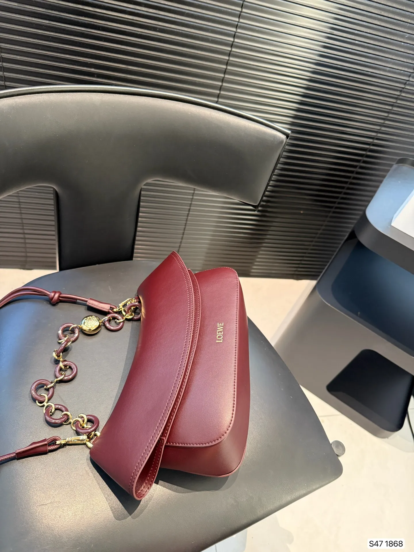 P285 罗意威LOEWE|七夕限定 Ola手袋,一眼心动! LOEWE这款 Ola手袋是七夕专属,简直美哭!弧形设计流畅优雅,搭配醒目的甜甜圈链条,辨识度超高。超实用,光滑牛皮革柔软轻便,背着毫无负担,超适时髦,细节太戳人:可拆卸管状肩带和链条,自由切换单肩或斜挎;翻盖开合顺滑,内袋收纳超方便。LOEWE烫金标志低调奢华,百搭又显气质。 尺寸:26 17 货号1868