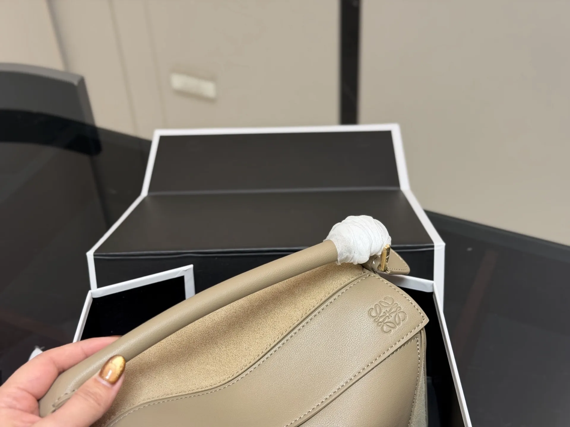 &yen;250 配盒 牛皮 尺寸： 24*15cm loewe 罗意威几何包puzzle 真心是不能错过的， PUZZLE又出新花样|经典牛皮碰撞复古绒面革 皮质的碰撞和对比 视觉变化 彰显几何魅力