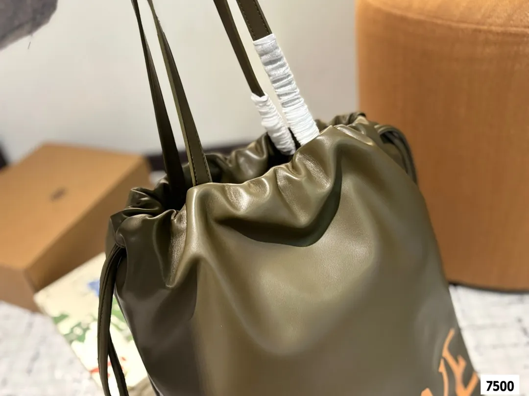 P150 配盒子 LOEWE罗意威福袋包|时尚与好运的完美邂逅 今日推荐 Flamenco LOGO Tote最近新宠 超有质感,亮眼的大字母一下就抓住眼球,时髦又吸睛。 容量超大,日常出行、通勤啥的都能轻松hold住,装电脑、文件、化妆品都没问题。 谁懂啊,拥有它真的快乐加倍!#LOEWE #罗意威 # 尺寸:35 42