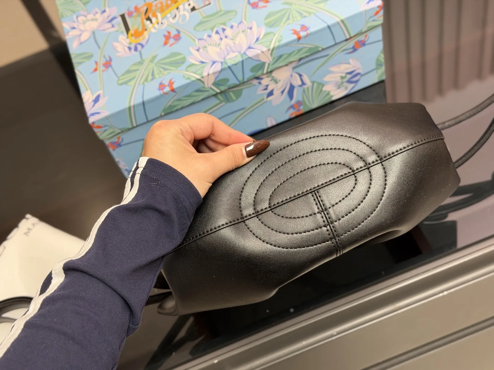 &yen;180 配盒 Loewe罗意威新款Paseo饺子包 做工精致廓形简洁优雅， 带来了柔软和超轻盈的独特复褶构造。 采用闪亮纳帕牛皮革制成。 *手拿或肩背*可拆卸和可调节肩带* 顶部隐形拉链*金色绒面革衬里*烫金。 尺寸:25.18cm