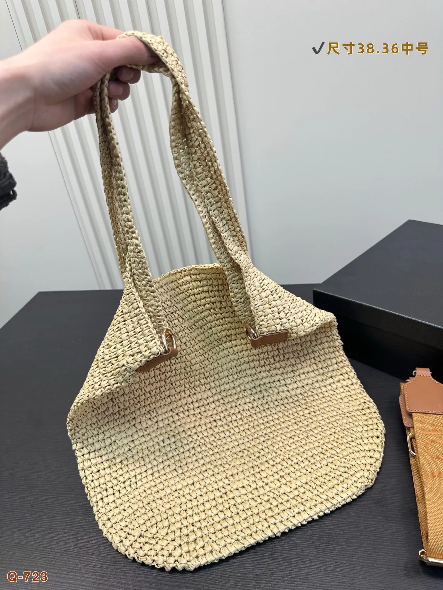 💰150 罗意威编织托特包,简单搭配的包袋,非常大气。 搭配衣服也是毫无难度。尺寸:38.36
