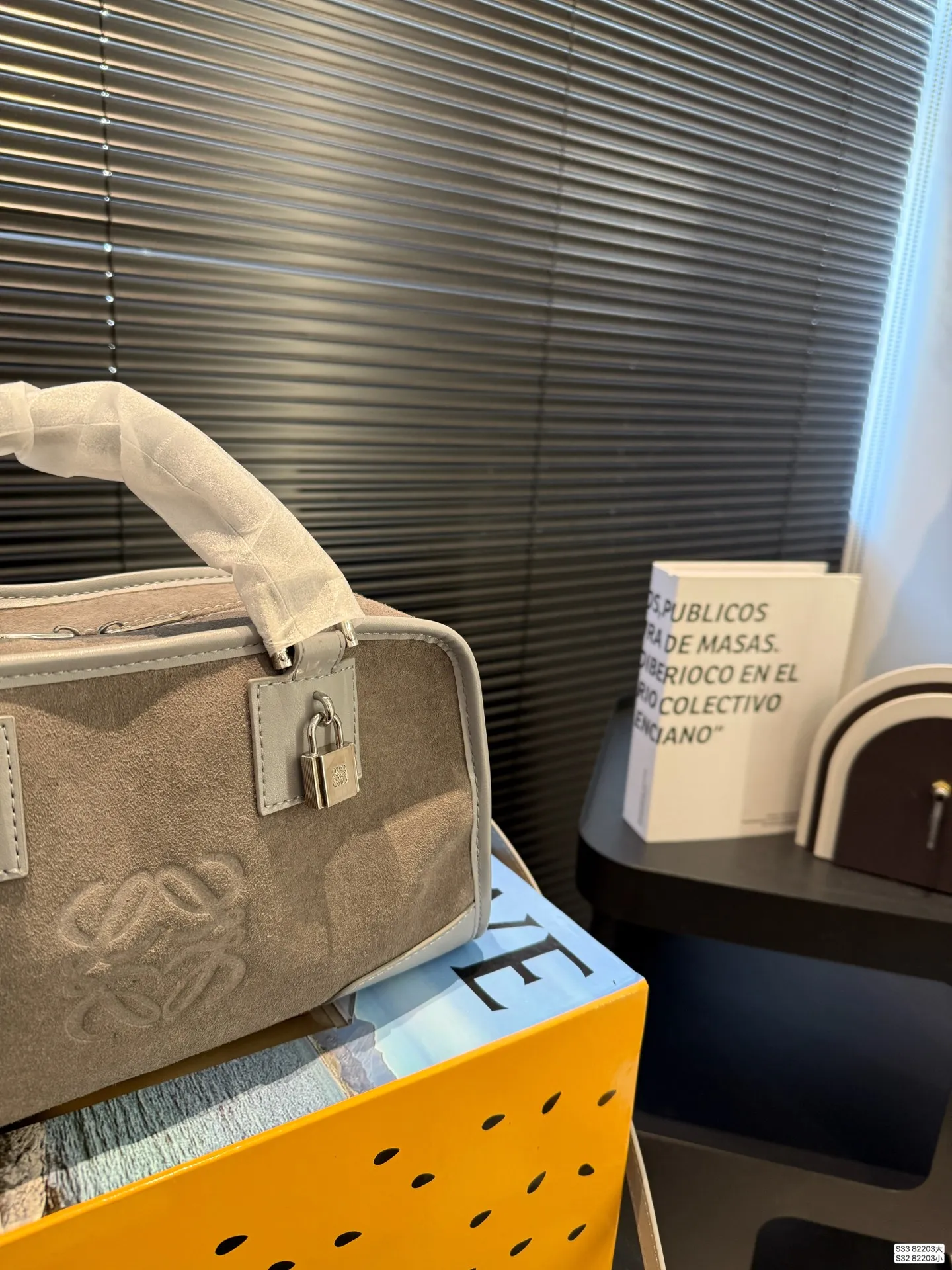 大号P215 小号P210 配盒子 罗意威这只简直太乖了 麂皮包今年冬天简直不要太火 银色loewe小锁也是酷的很 这个还可以加肩带单肩斜挎 一整个就是实用的美包! 尺寸大36.5 21 小28.5 16 货号82203