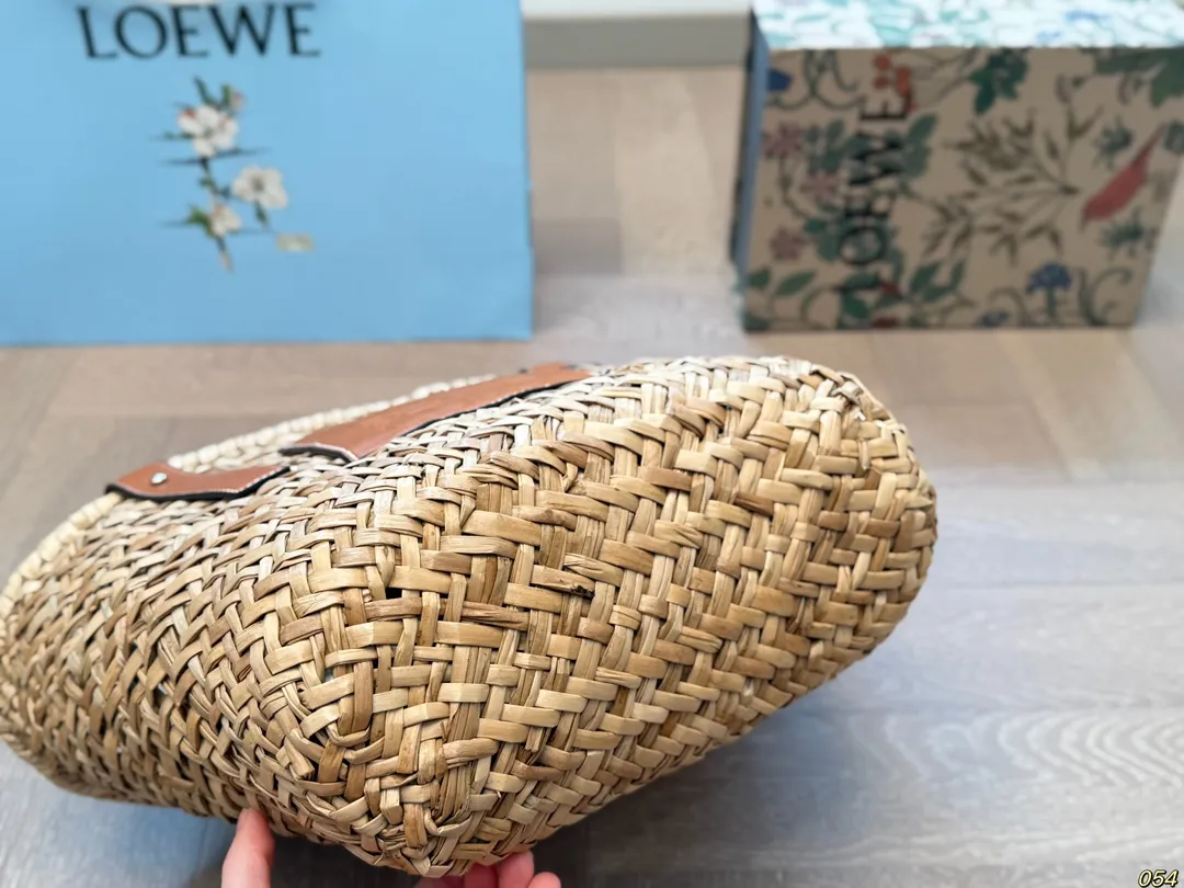 ¥125/¥120/¥115 罗意威托特loewe草编包 即日常又耐脏的颜色 容量不容小觑哦✨ 尺寸:28 26/26 23/20 22