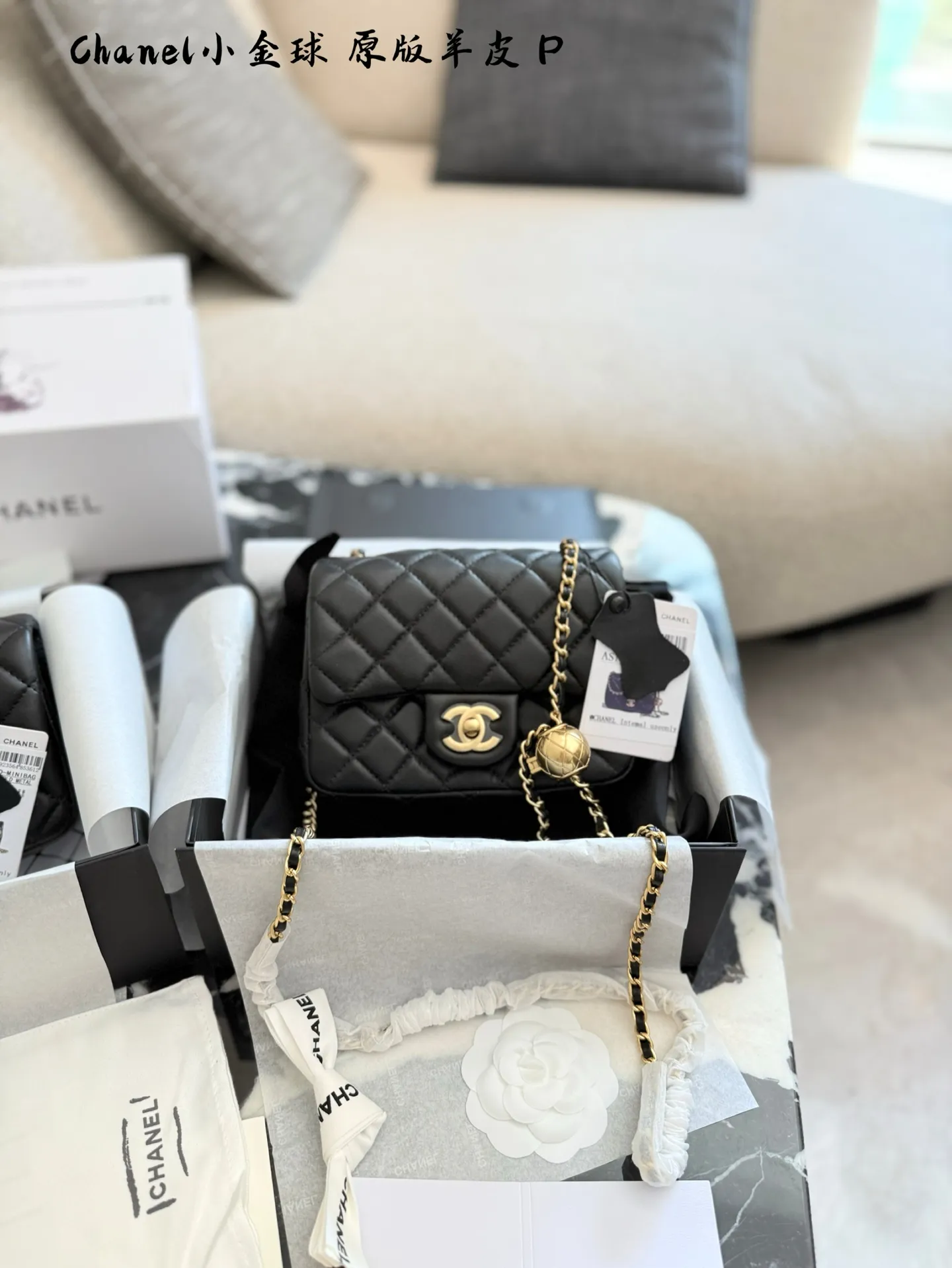 p220p225 羊皮 金球方胖子 &ldquo;New Arrival&rdquo; 最美金球方胖子人间香奈儿 白富美小姐姐必备款 ■单独夸最让人挪不开眼 就是小金球了太高级~ 今年的新款小香包链条可以调节 这一点太人性化了不管是高个子还是小个子圈都可以驾驭 #Chanel小金球 17cm20cm