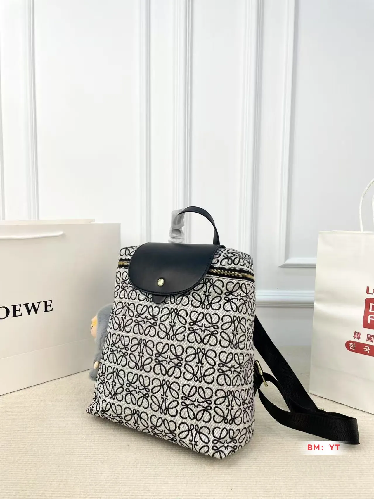 💰120 罗意威 爆款双肩出货 新款 男女背都好看 作为一只合格的双肩包 一定要好看 舒适 耐造 背包比较大 远途旅行带它准没错 也是学生党的最佳选择 超级实用 再适合不过小哥哥们和高挑的小姐姐啦 😍尺寸:25*28