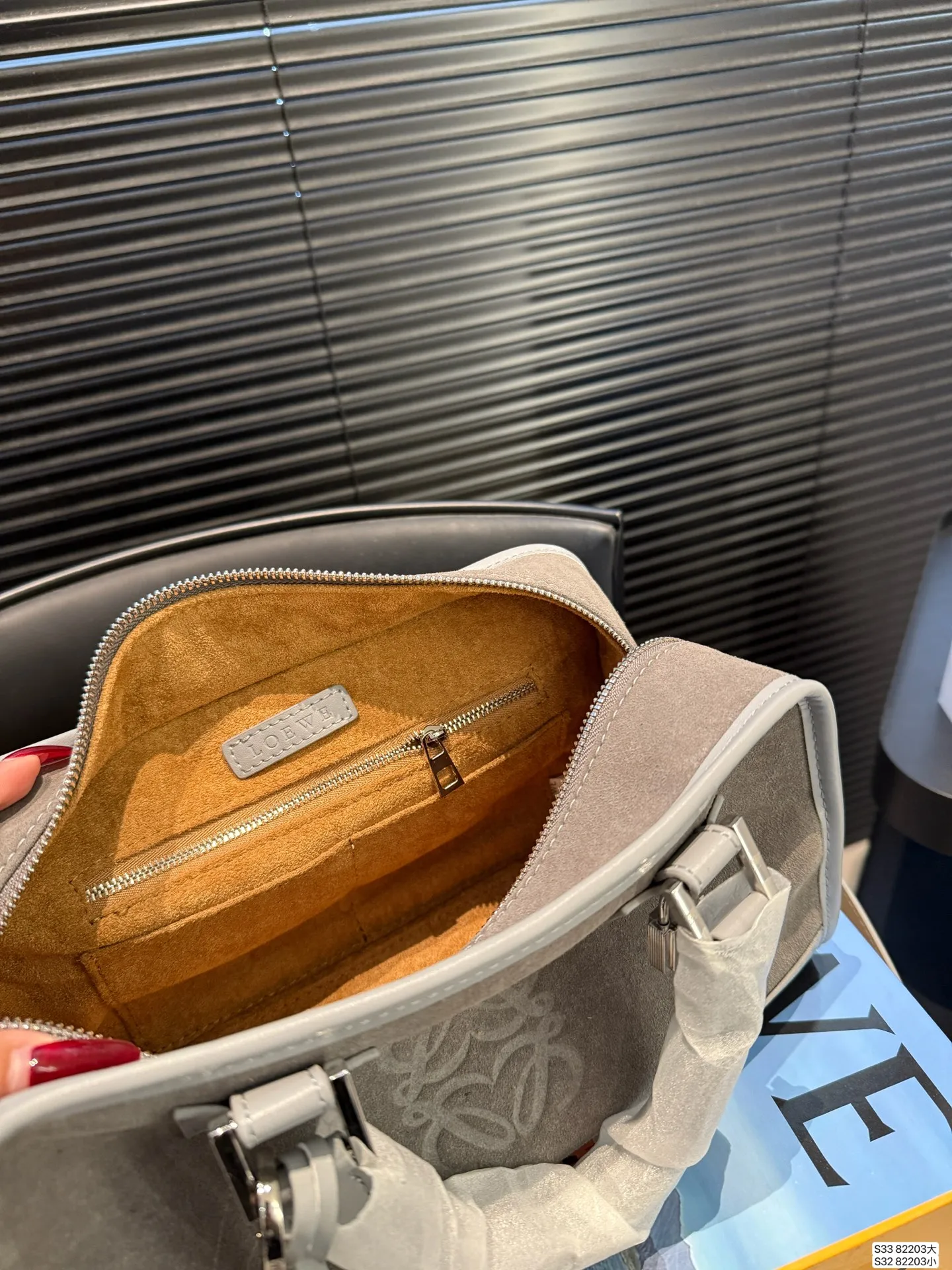 大号P215 小号P210 配盒子 罗意威这只简直太乖了 麂皮包今年冬天简直不要太火 银色loewe小锁也是酷的很 这个还可以加肩带单肩斜挎 一整个就是实用的美包！ 尺寸大36.5 21 小28.5 16 货号82203