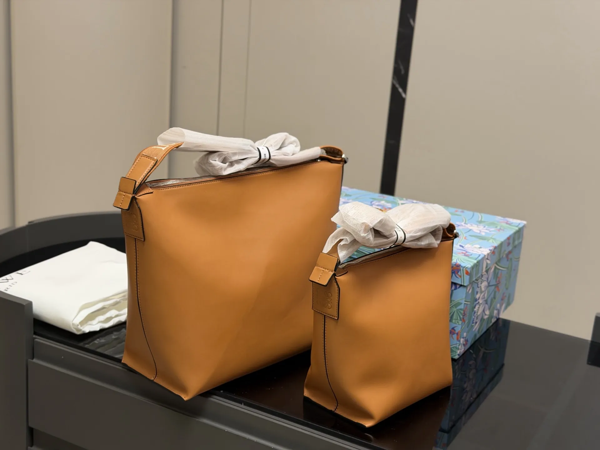 ¥185 ¥205 配盒 Loewe LOEWE/罗意威 牛皮cubi单肩包斜跨 loewe家比较低调的一个款式 小牛皮皮质超柔软自重又很轻 而且容量很大肩带可以调节能单肩斜挎 尺寸:21.22cm 33.29cm