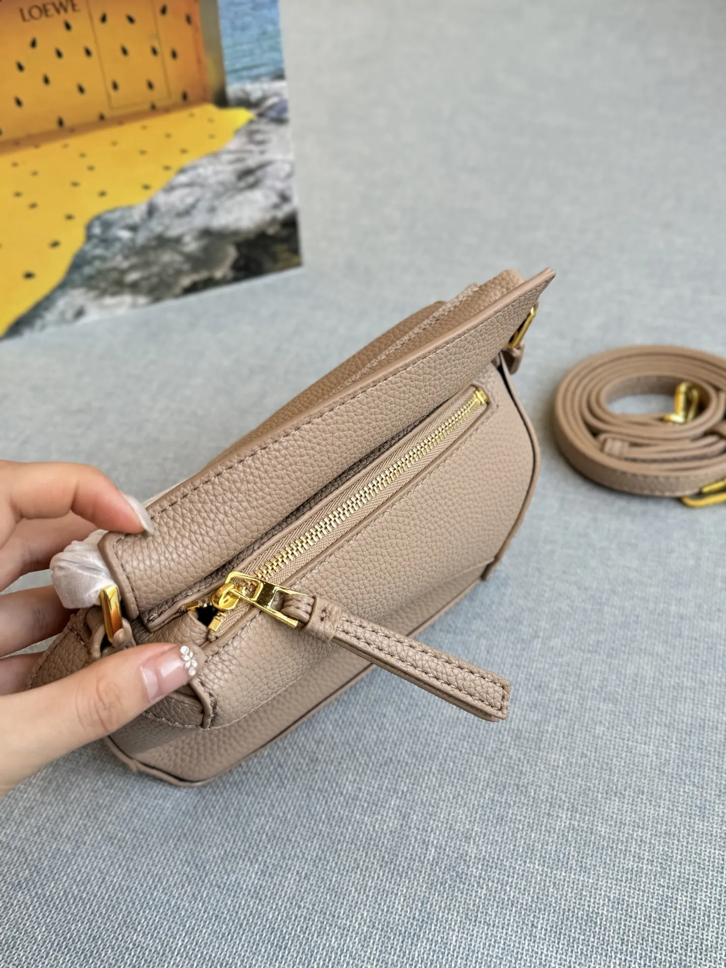 大💰160 折叠盒 小💰140 折叠盒 size：24&times;17/16&times;12 LOEWE罗意威 Puzzle 几何包/拼图包手提斜挎单肩包 焦糖色很🔥也很百搭 一年四季都可以背 低调又高级，闭眼入~ 这款自带logo的宽肩带puzzle太爱啦 妥妥时髦精一枚 满满的高级感扑面而来 经典永不过时的几何包，好心动啊