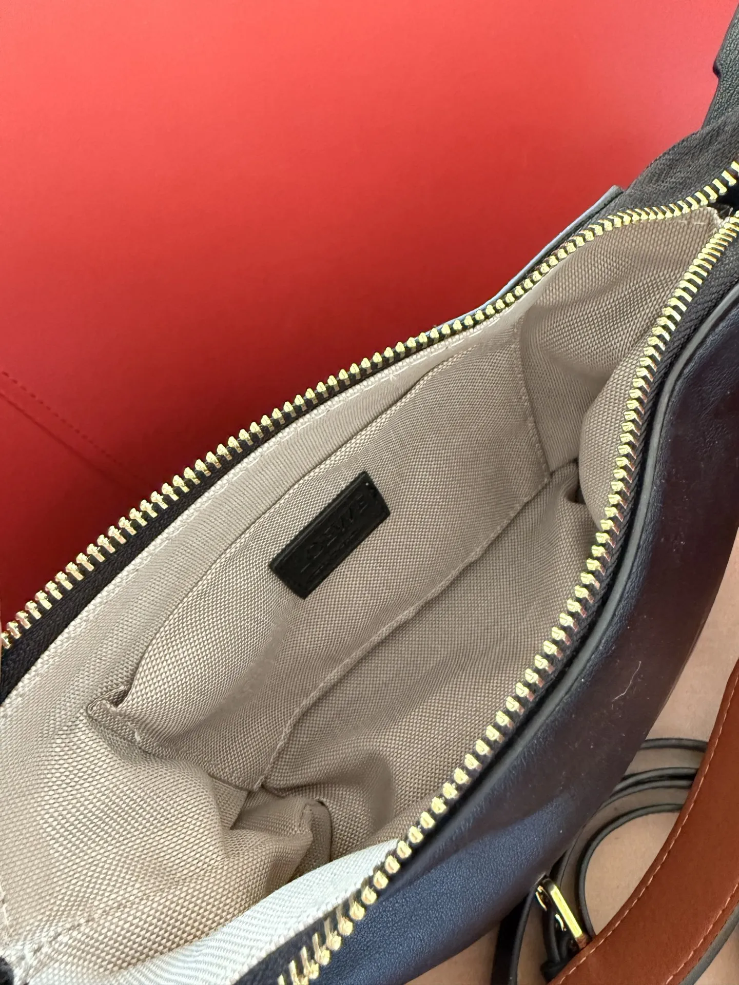 p130 礼盒包装🎁 罗意威最近超级火的便当包 最新款Loewe cubi 这个颜色最好看! 尺寸16cm 搜索🔍罗威饭盒包