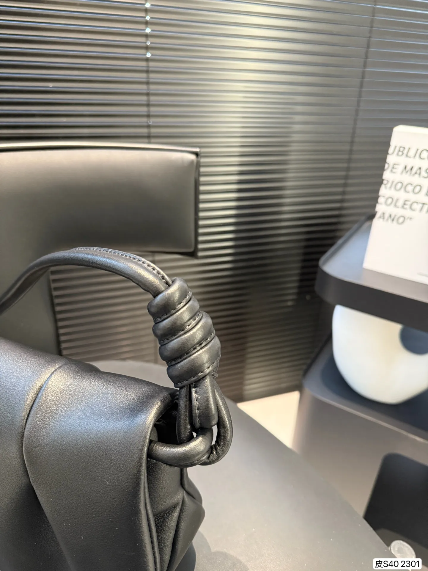 P250 纯皮罗意威腋下包 LOEWE 手拿包来给做一个搭配吧~ 小巧精致的同时容量也很够日常出街聚会带它柔软轻便 极简主义 洋溢着新鲜和时髦的气息漫步街头总会感到松弛和自在 尺寸:24 19 货号2301