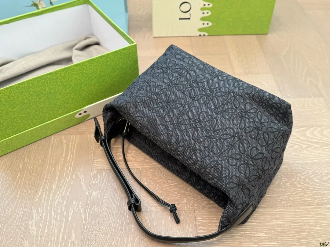 &yen;140/&yen;135配盒 罗意威LOEWE 便当包软盒子包 妥妥的宝藏系列 一眼心动 超级时髦 尺寸25 16/20 11