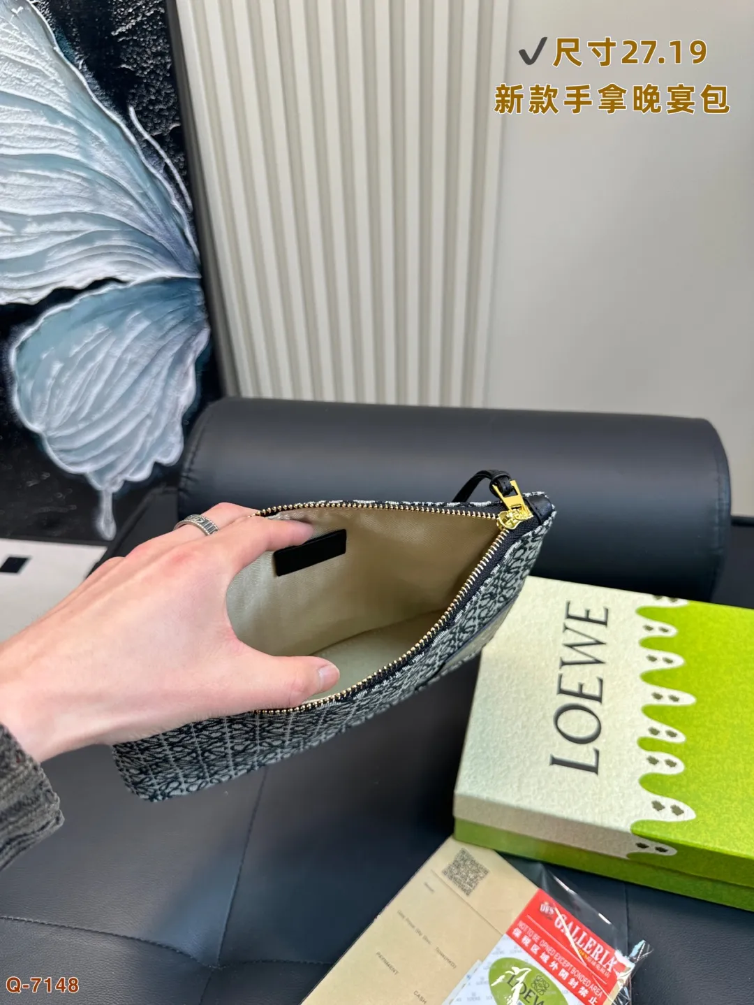 💰105 配礼盒 LOEWE罗意威新款帆布手拿包晚宴包 满logo帆布手包,加宽底座空间超大,满足日常所需~简单大方,手感超好!! 尺寸27.19