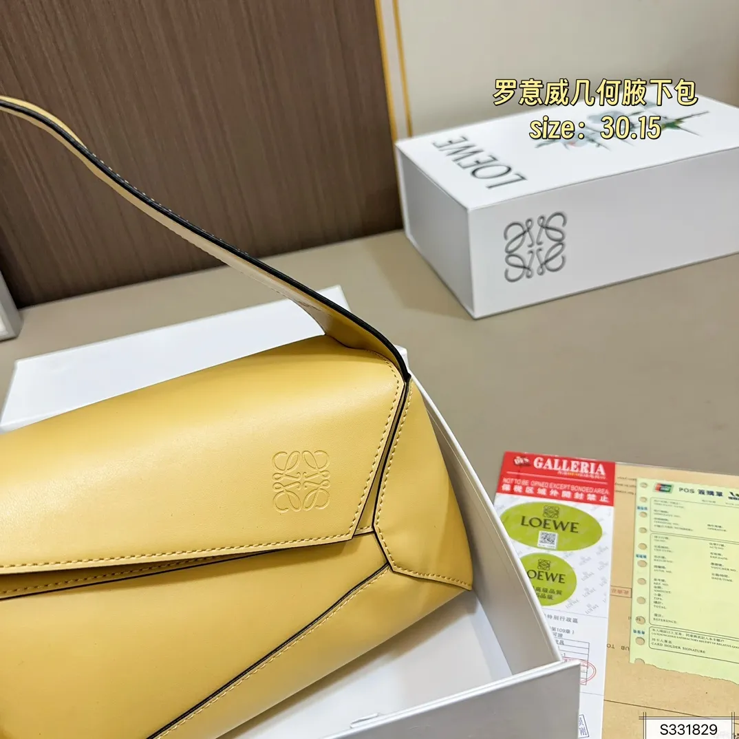 💰145 配折叠盒 尺寸30.15 罗意威 几何 puzzle hobo腋下包包型很修身 比起传统 更加轻盈 结合几何形状包身 可轻松驾驭各种风格