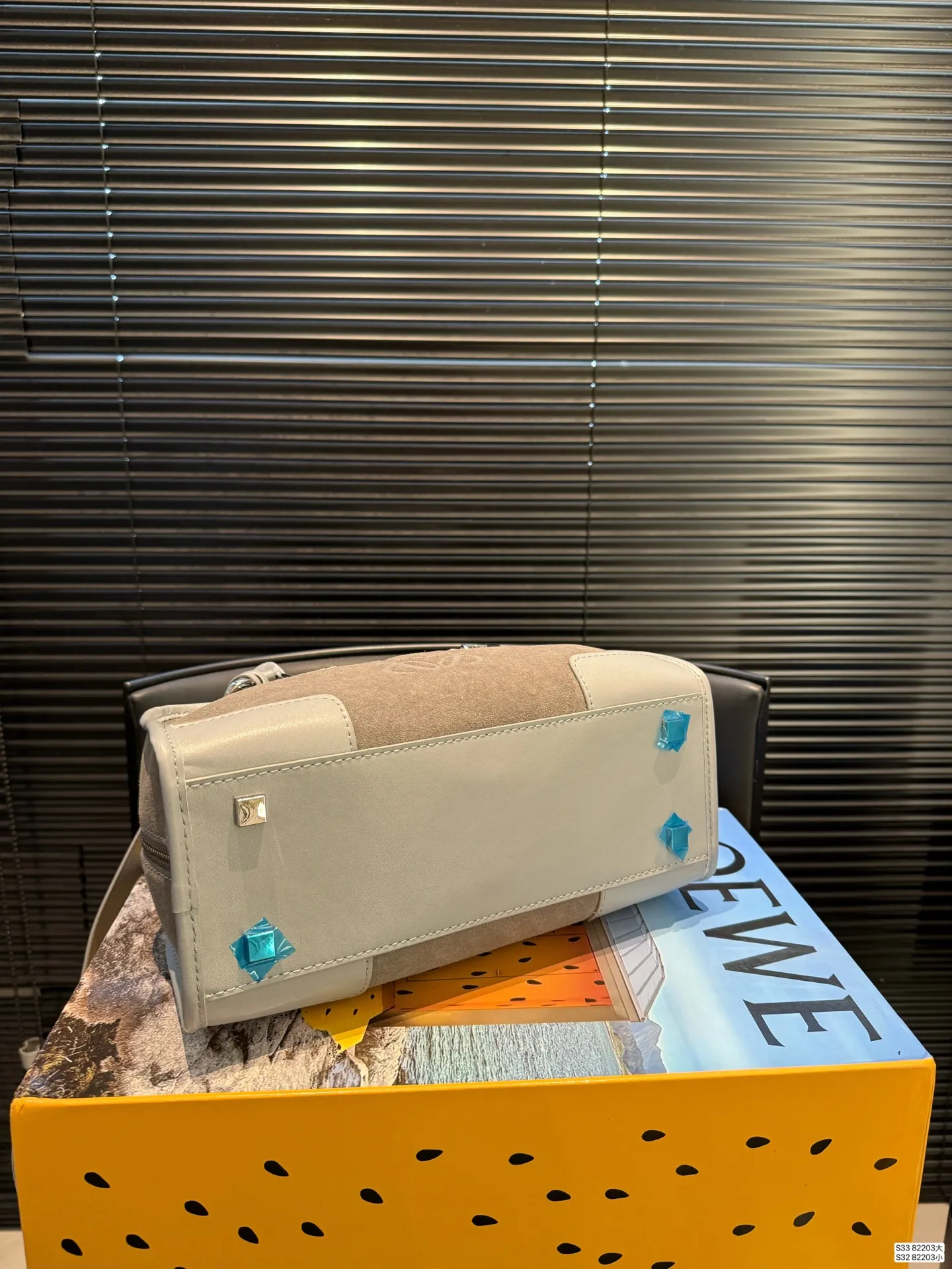 大号P215 小号P210 配盒子 罗意威这只简直太乖了 麂皮包今年冬天简直不要太火 银色loewe小锁也是酷的很 这个还可以加肩带单肩斜挎 一整个就是实用的美包! 尺寸大36.5 21 小28.5 16 货号82203