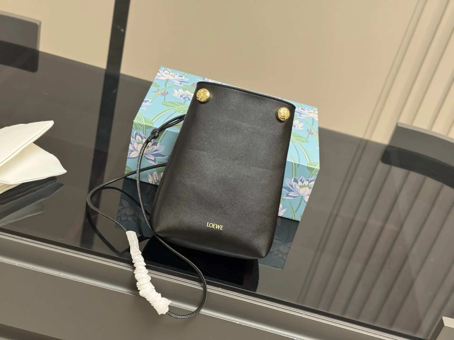 ¥145 配盒 罗意威pebble pouch 好能装 罗意威新出的pebble手机包 又好看又能装~ 自带的肩带可以随意调节 配上毛毡小挂件 很可爱 放手机充电宝墨镜盒等等都能放下 超级实用的包包 推荐! 尺寸:18.22cm