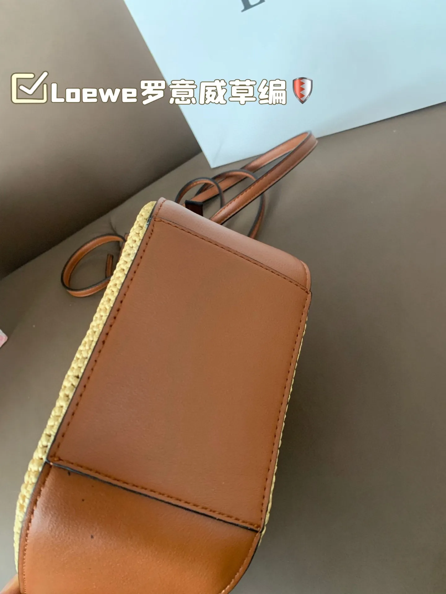 P180 Loewe罗意威草编 好适合夏天 自带一根腋下的肩带和一根斜挎长肩带 非常滴实用 尺寸18×16折叠盒