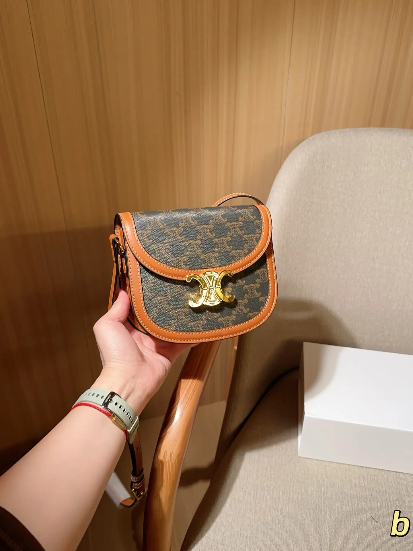 💰140 Celine/赛琳 经典半圆马鞍包 尺寸18×15×5 礼盒包装🎁