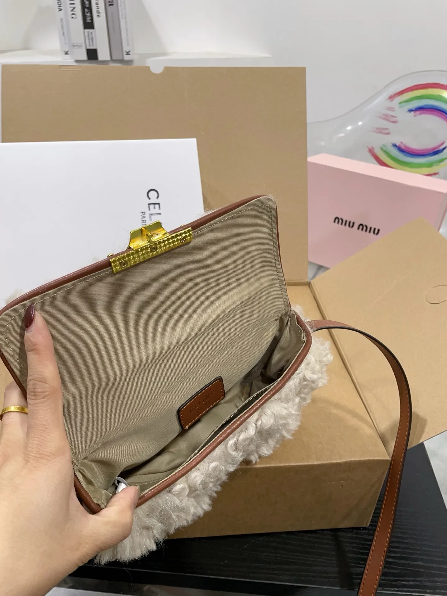 👑💰130💰配盒 赛琳原版羊羔毛hobo 红红火火恍恍惚惚出街啦~ 搭配衣服真的吼吼看~一秒时尚感千金风拉满红色也很显眼,好多场合都可以搭配 张元英同款~~~ 尺寸21cm