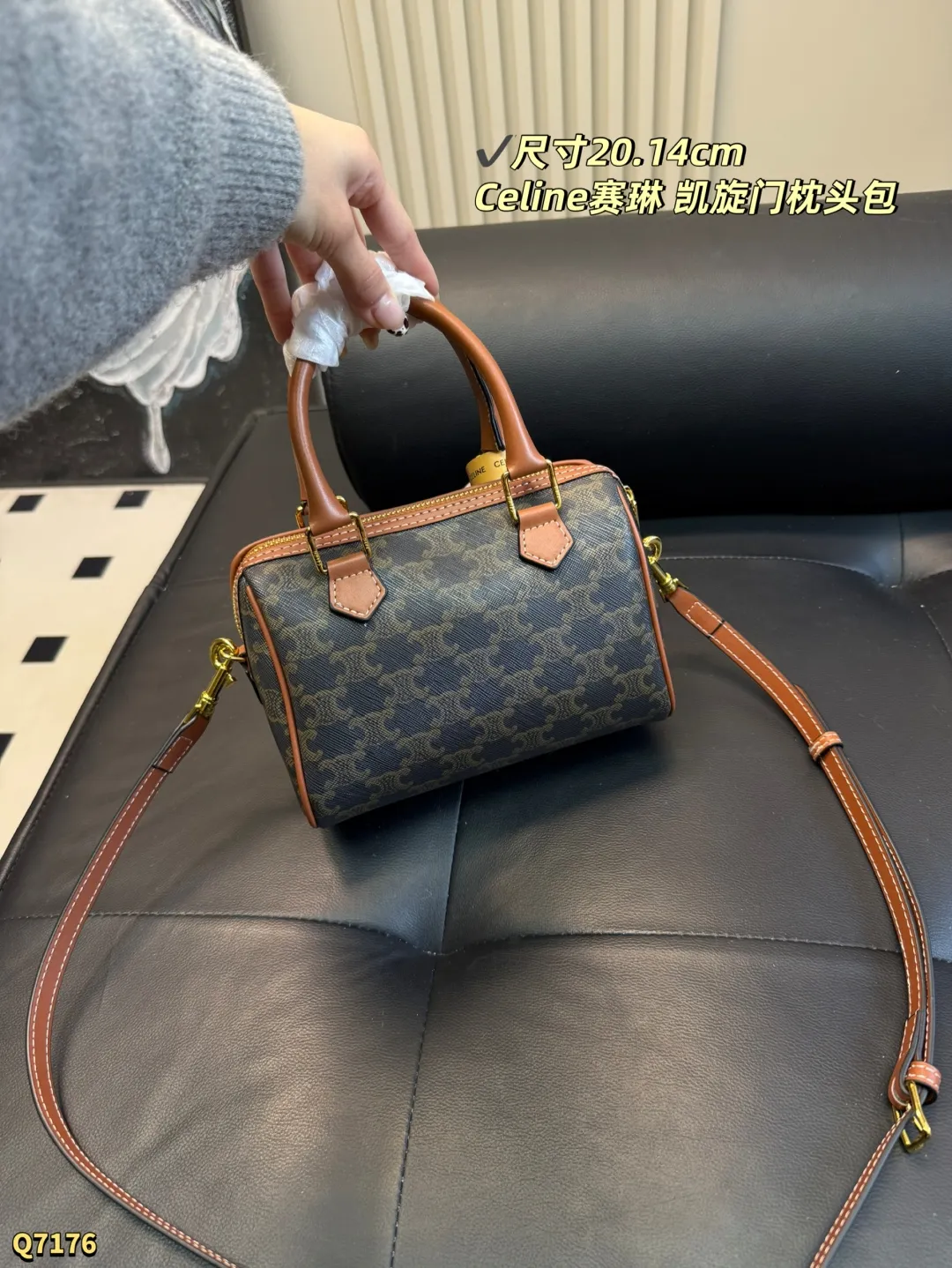 💰155 配盒带丝巾 尺寸：20.14cm CELINE赛琳凯旋门小号波士顿老花枕头包 lisa同款~小号比mini更实用更日常！ 凯旋门老花复古感十足，不易过时！手拎可盐可甜，单肩又欲又酷~，既实用又时尚，盘它! 非常能装的包型，自带复古感，秋冬适配 小号容量可以放下手机 卡包 钥匙 粉饼 口红等&hellip; mini可爱 也能放下女生平时用到的化妆品