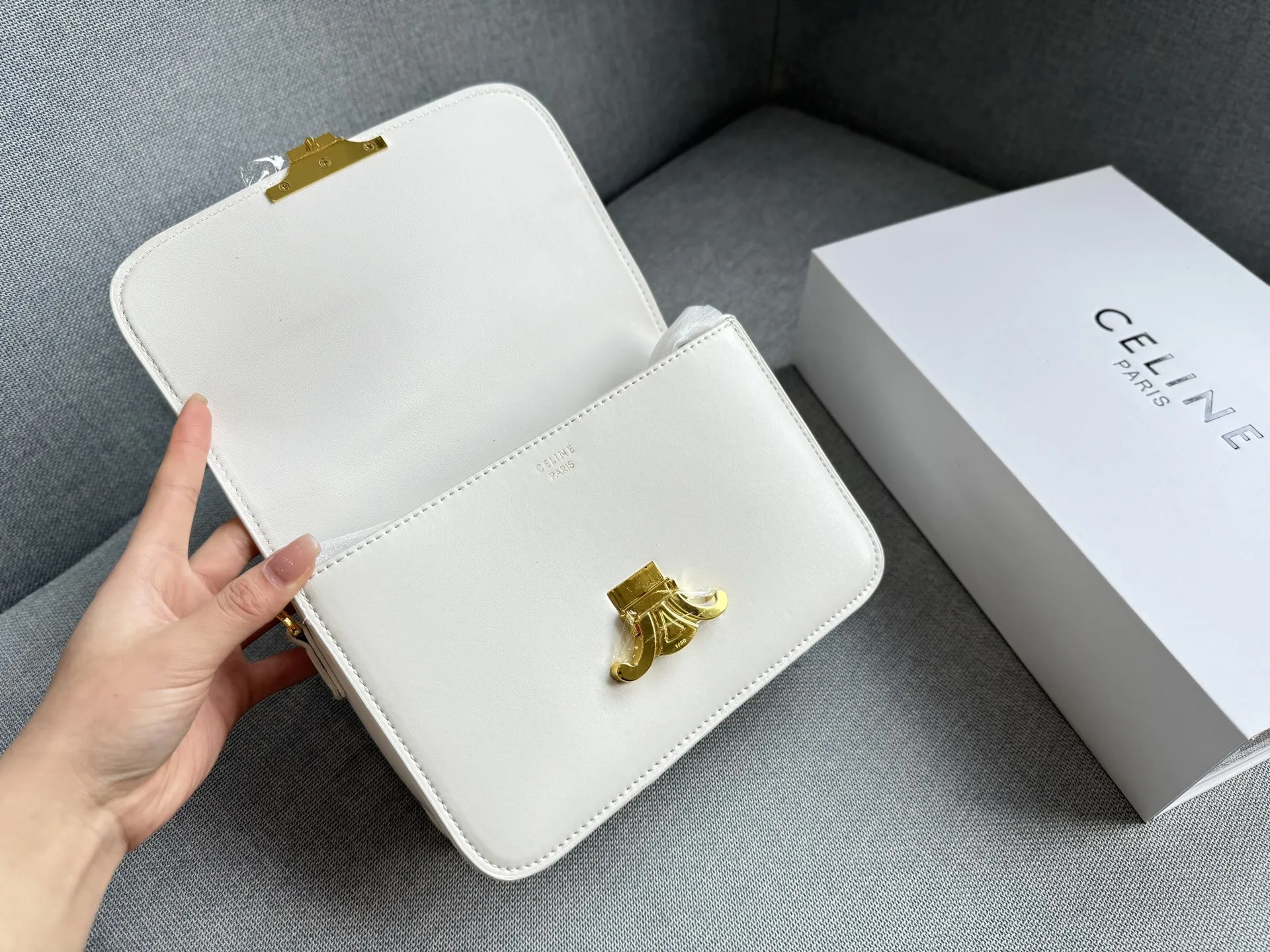 大💰155 折叠盒 小💰150 折叠盒 size:22×16/18.5×14.5 CELINE赛琳 Triomphe 豆腐包 单肩包斜挎包 毫不费力的高级感✨Celine凯旋门轻松拿捏 🖤Celine 凯旋门黑金腋下包 轻便,容量刚好,通勤、休闲、甜酷风都很适合 包包全身都是Box皮的质感 夏天搭配露肤上衣 有种精致都市丽人的感觉 低调有质感 百搭且不会过时