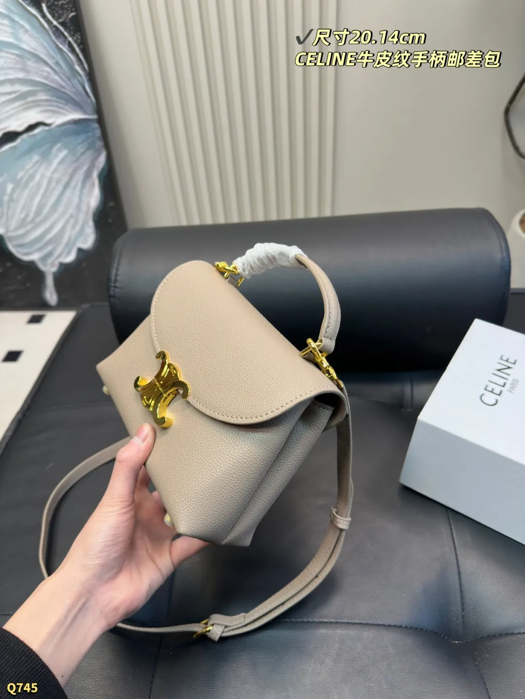 💰175配折叠盒 尺寸20.14cm 赛琳CELINE｜粒面牛皮🤎Teen Nino手柄邮差 TEEN NINO手袋👜采用天然粒面小牛皮材质 触感柔软且保留天然纹理，耐用不易变形 内里为Napa羊皮 搭配金色Triomphe金属锁扣，整体呈现低调奢华的棕褐色 配备顶部短手柄和可拆卸可调肩带 支持手拎、肩背或斜挎多种背法 包内结构包含两个主隔层 两个内贴袋和一个中央拉链袋 兼顾优雅与实用性