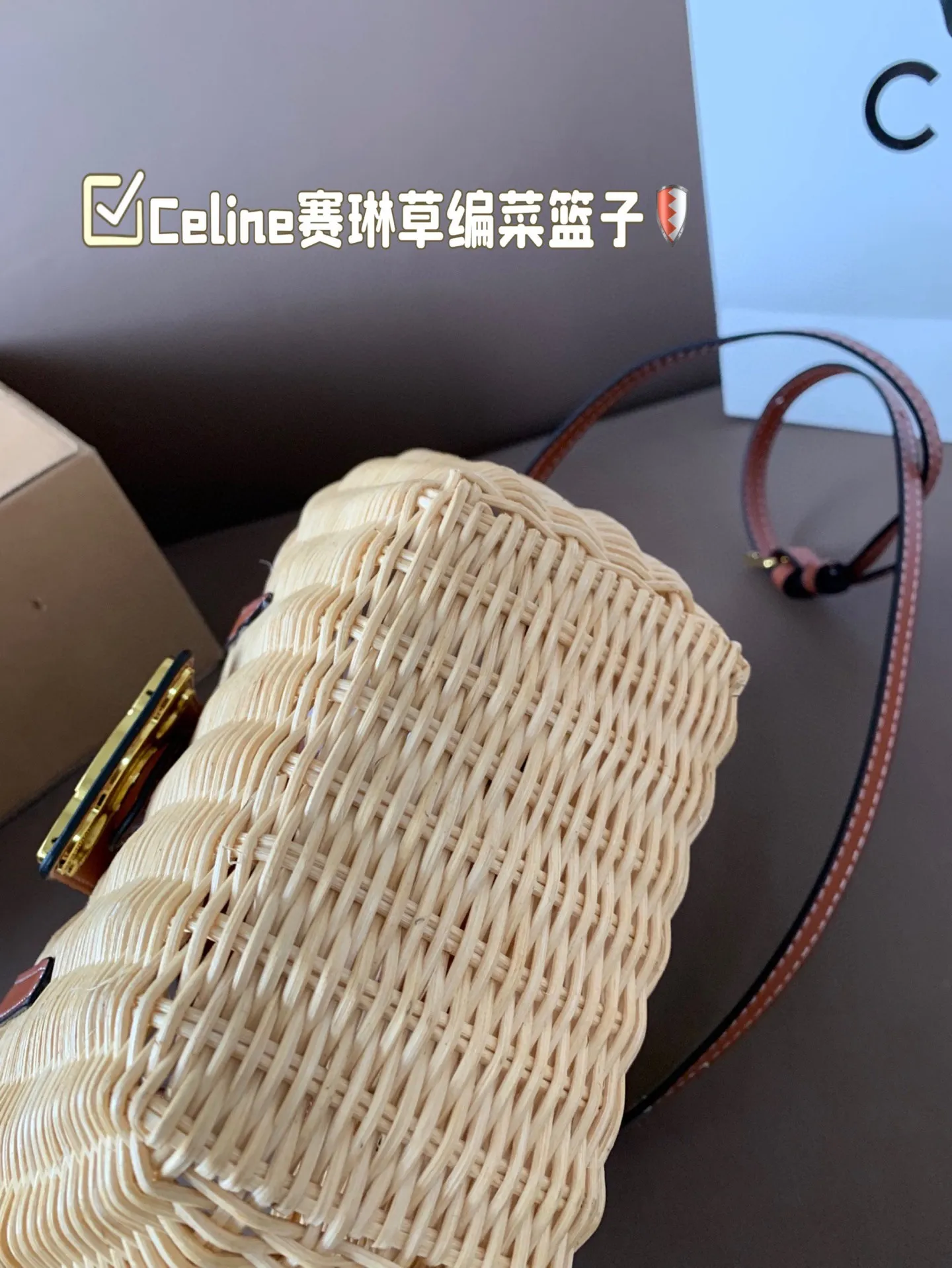 P155 Celine赛琳草编菜篮子 这款编织菜篮子 实在抵挡不住他的诱惑了好看的文艺风来啦～样子真的让人无数次心动 尺寸13*15飞机盒