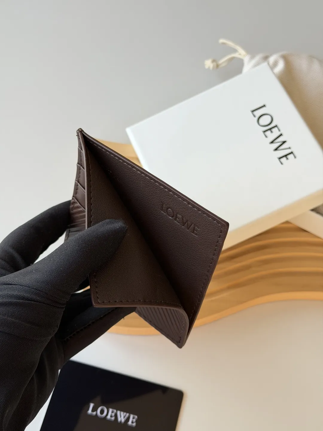 💰125包邮❗ 升级版2025 Loewe罗意威新款卡片包 信用卡 小零钱 水波纹牛皮 相比老款精致啦不止一点点呀~~配盒、防尘袋! 情人节选这种小配饰也不错 ~~ 款号:L1149 尺寸:10*7.5cm