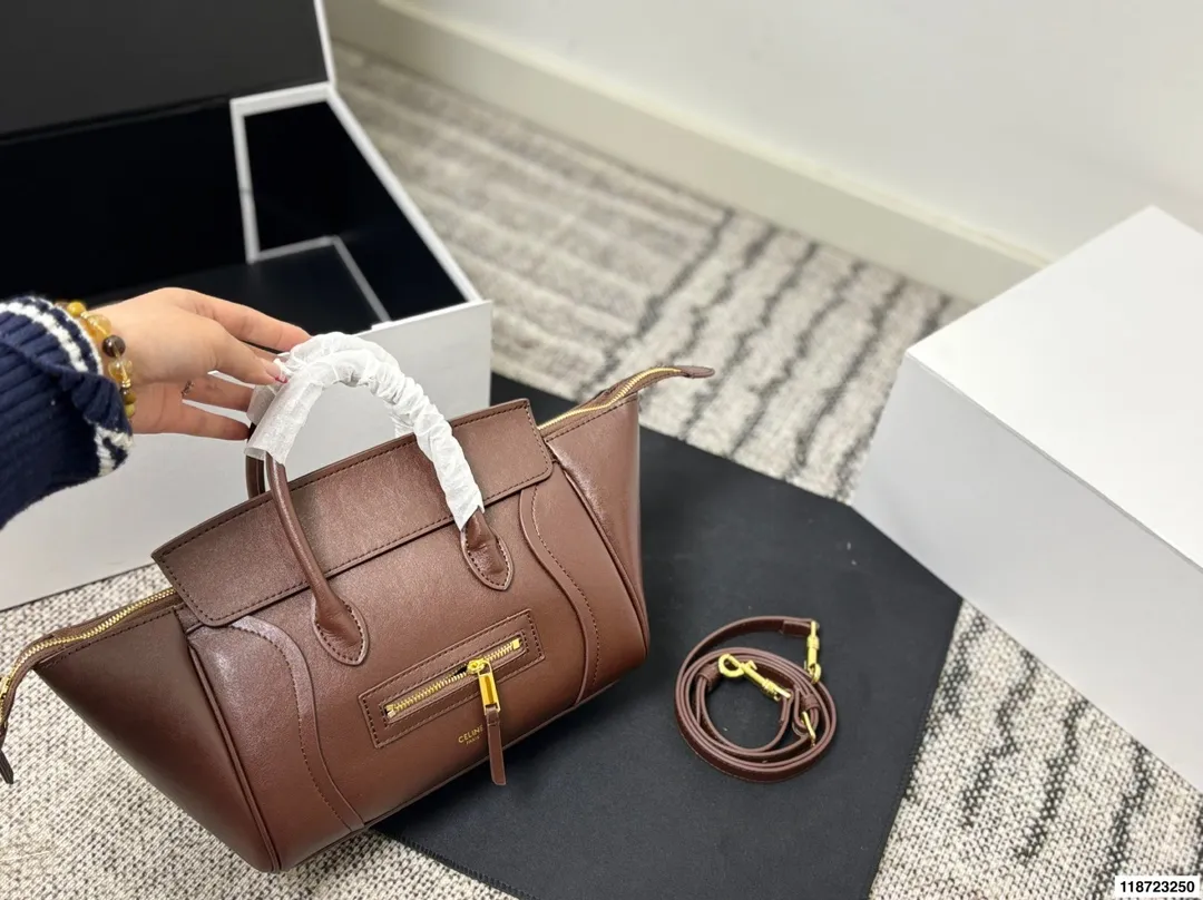 p240 尺寸25×19折叠盒 CELINE 赛琳New Luggage 手袋笑脸包 通勤休闲都很适合。 手提斜挎都OK,实用又优雅,CELINE经典