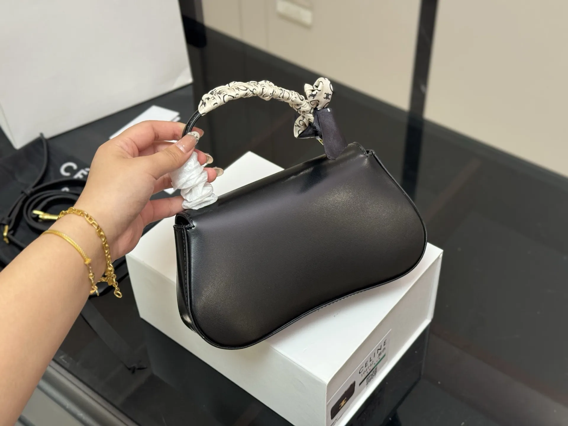 ¥160 配折叠盒 size:22*12cm celine 超美腋下包 凯旋门 ⚠️升级版 重新出货 复古性感百搭小包 赛琳不容错过!! ⚠️牛皮皮质 这个冬天您离不开它!