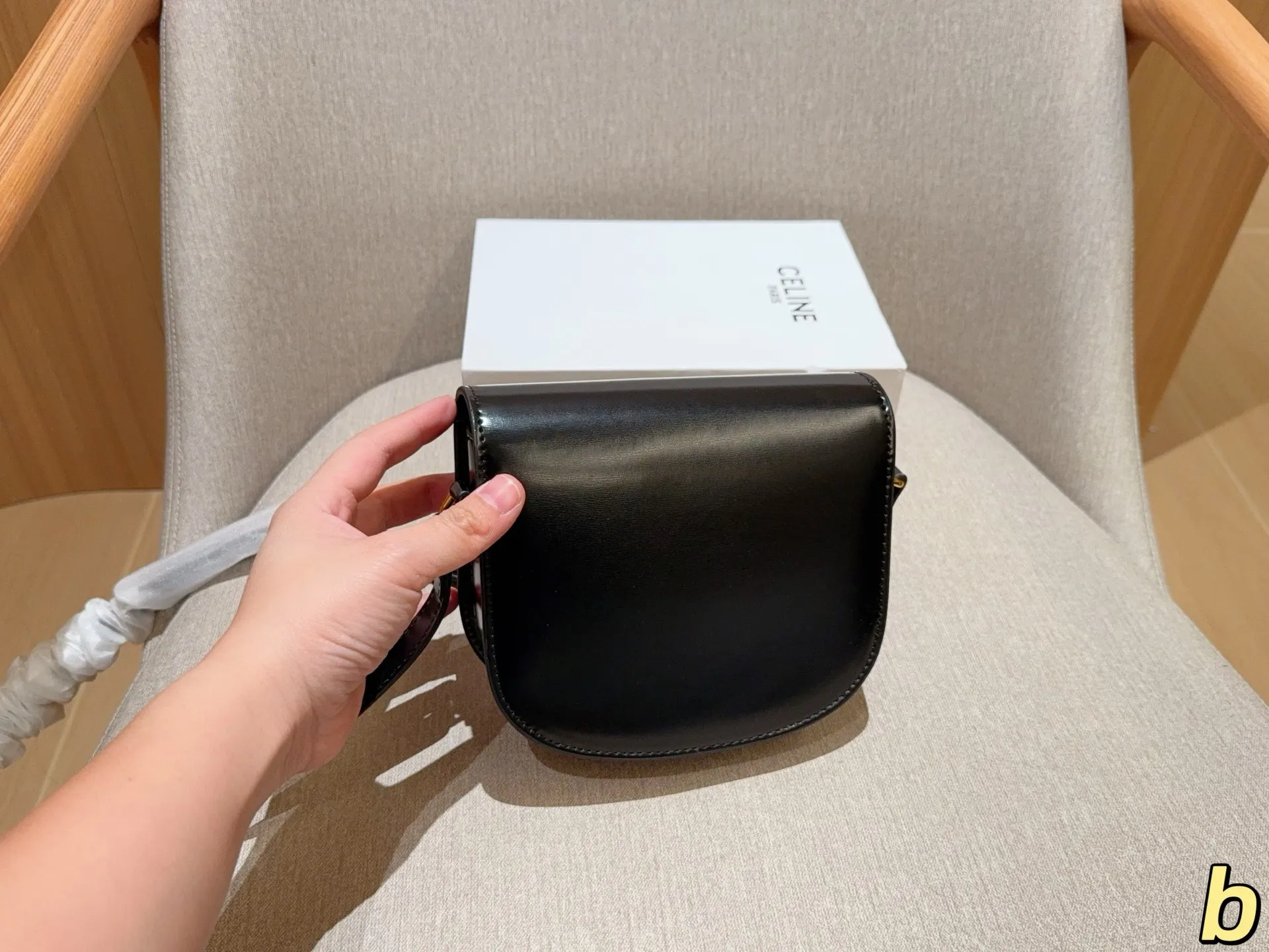 💰140 Celine/赛琳 经典半圆马鞍包 尺寸18×15×5 礼盒包装🎁