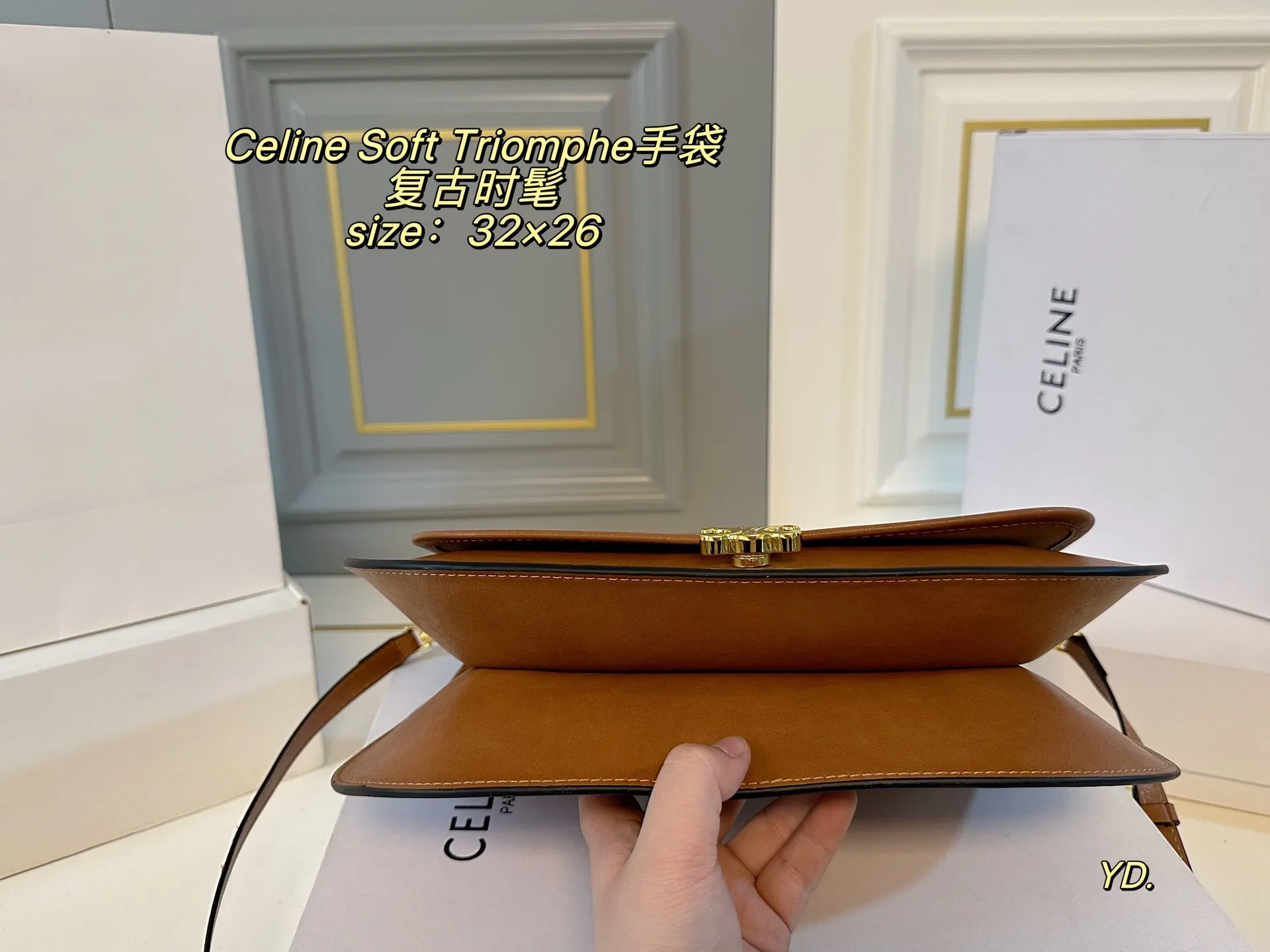 P210(折叠盒) size:32×26 Celine 赛琳新款Soft Triomphe 手袋💕 圆弧形底部造型,俏皮可爱! 金属凯旋门吸扣开合,质感高级~ 肩带可调节,斜挎or单肩随心切换 法式慵懒风轻松拿捏,复古又时髦🆒