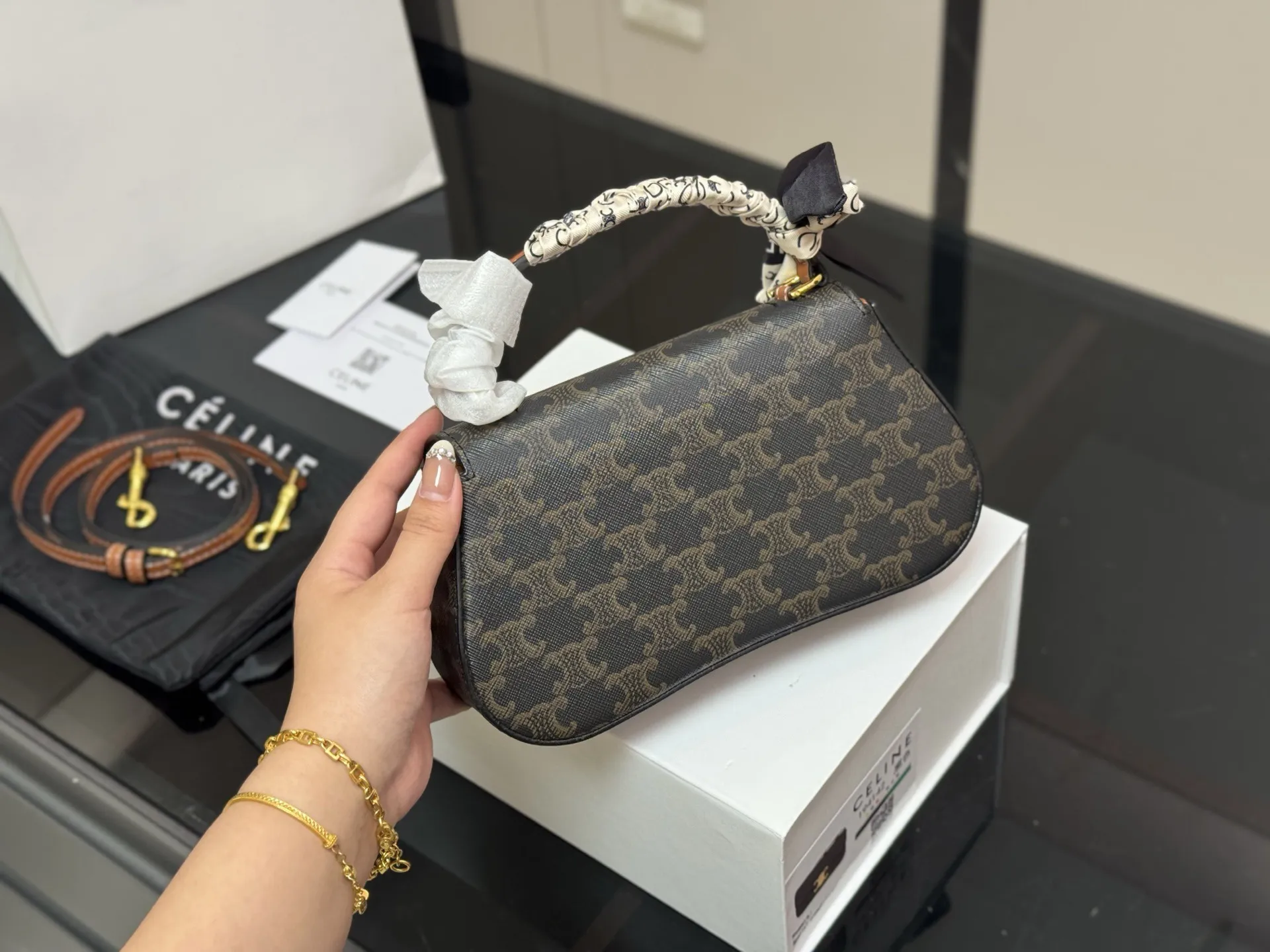 &yen;160 配折叠盒 size：22*12cm celine 超美腋下包 凯旋门 ⚠️升级版 重新出货 复古性感百搭小包 赛琳不容错过！！ ⚠️牛皮皮质 这个冬天您离不开它！