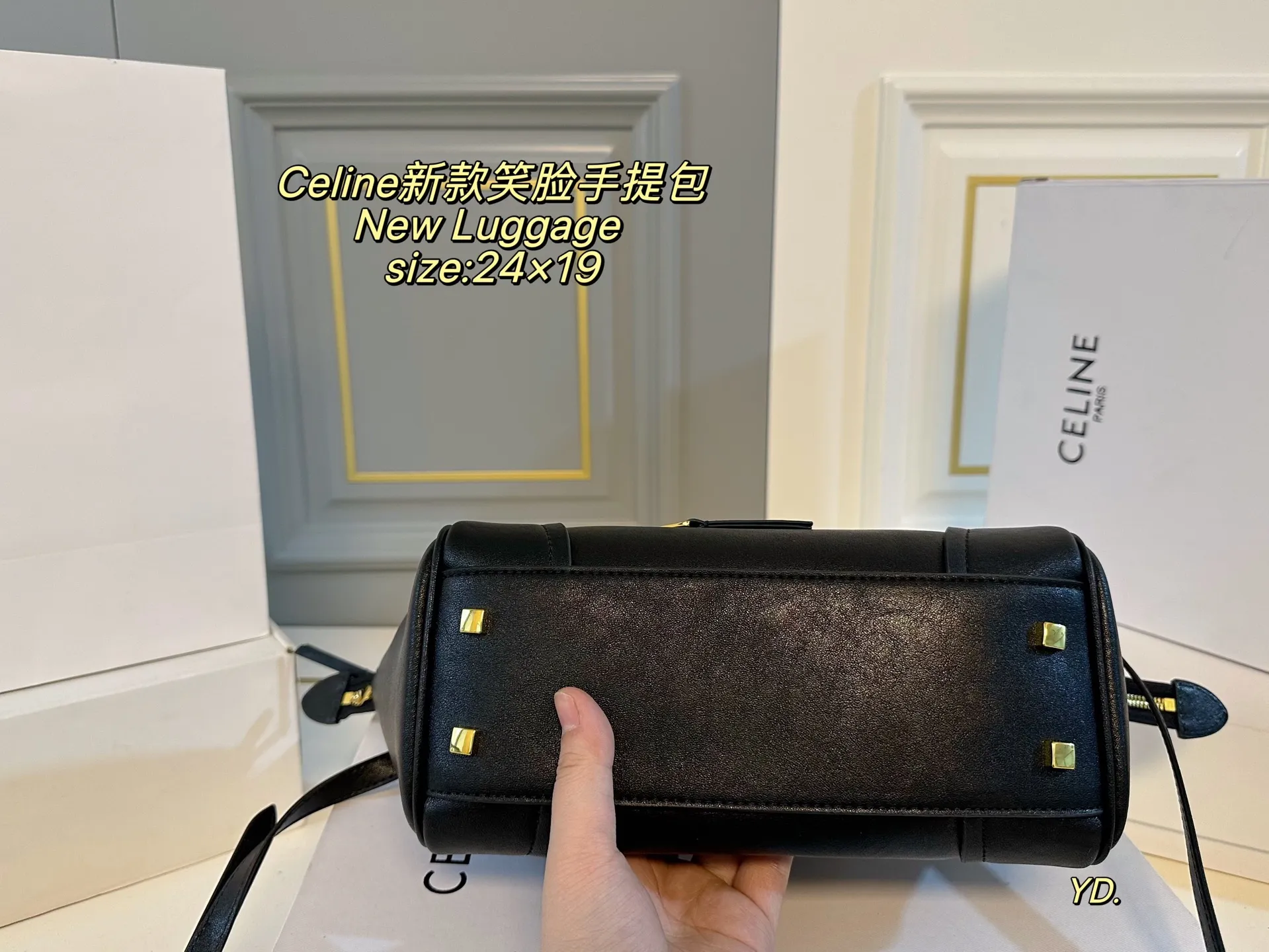 P240(折叠盒) size:24×19 Celine 赛琳新款New Luggage笑脸😊手提包💕 赛琳的luggage系列, 也就是我们俗称的笑脸包, 皮质细腻,时尚百搭 配有长肩带,🉑斜挎可手提 精致的缝线工艺使轮廓更加流畅自如