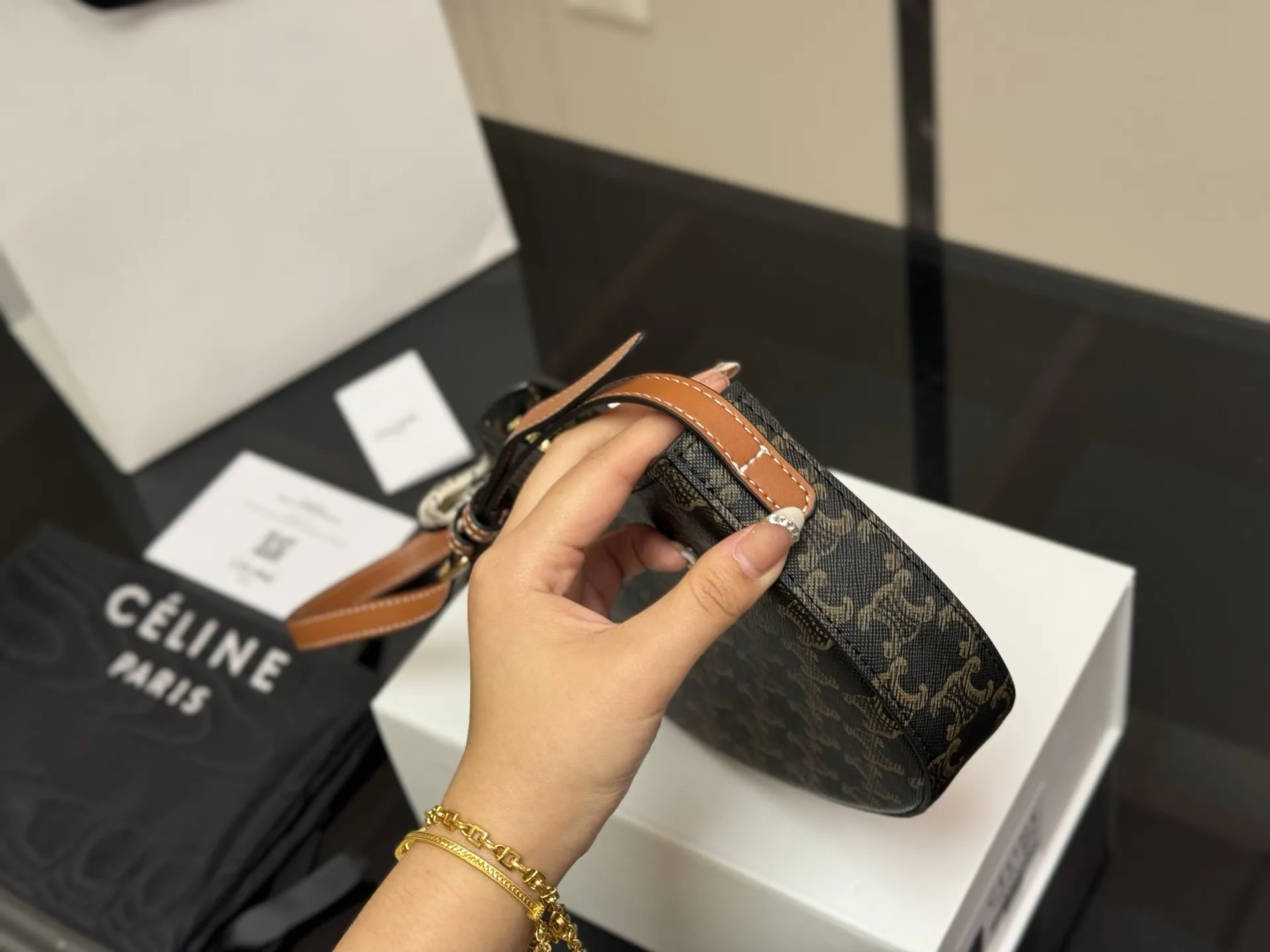 &yen;160 配盒 size：23*13cm celine tilly 好看又好用的包 2025新款小可爱Tilly 复古性感百搭小包 赛琳不容错过！！ ⚠️牛皮皮质