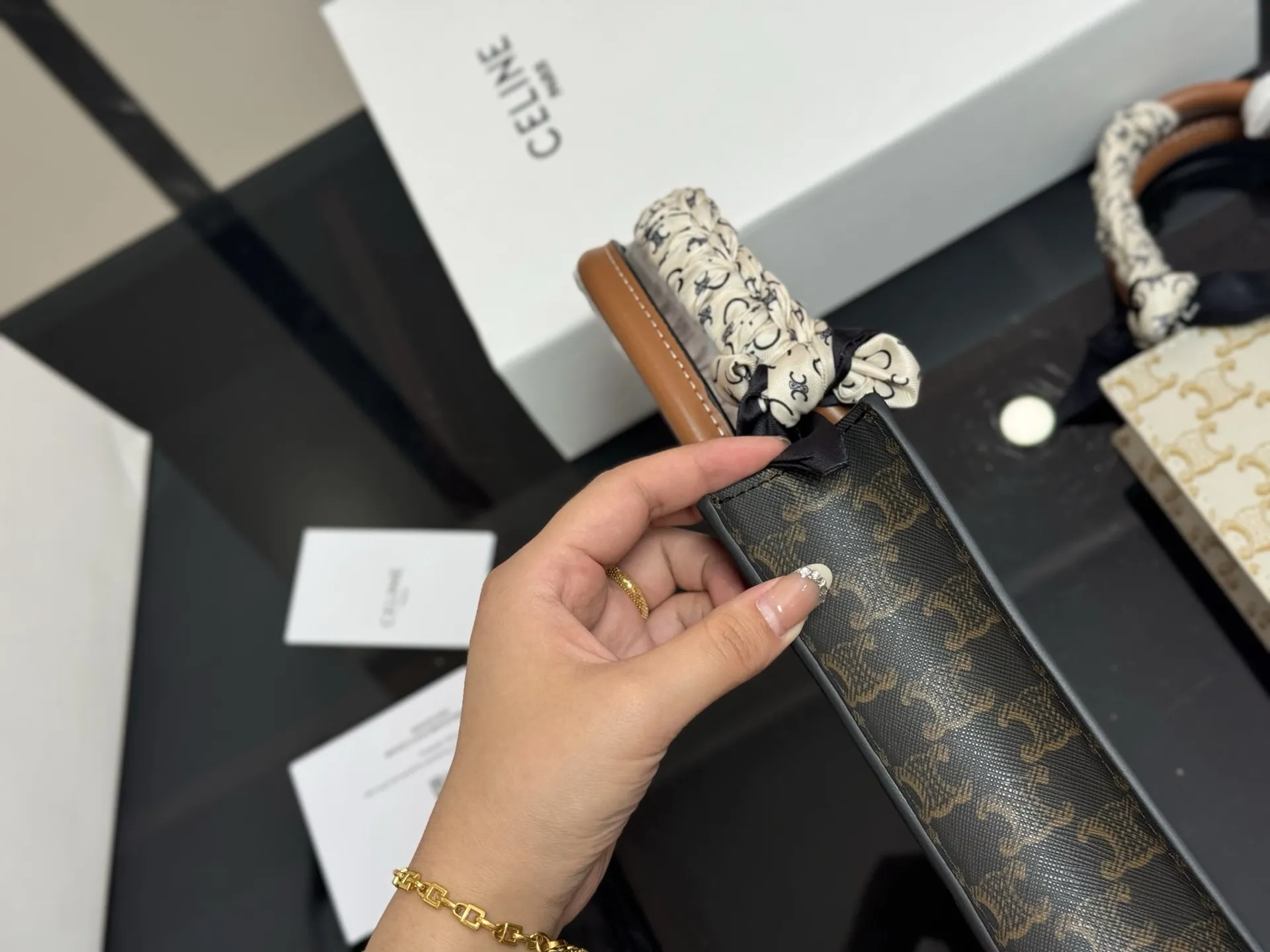 &yen;150 配折叠盒 size：17*21cm celine 老花 mini 琴谱 赛琳老花耐看耐用 可爱又超级大气的一款！ 它绝对是四季款！ydds