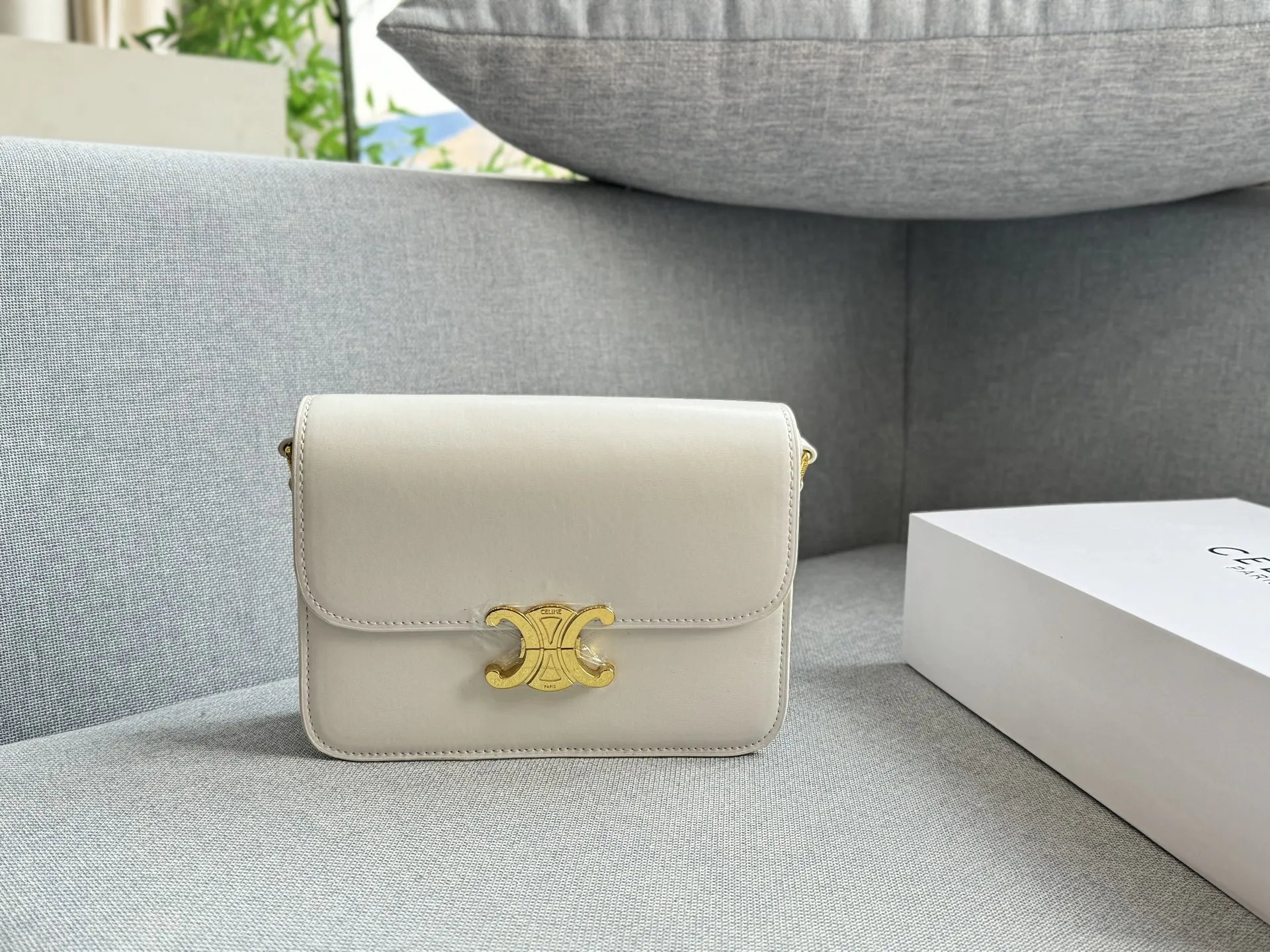 大💰155 折叠盒 小💰150 折叠盒 size:22×16/18.5×14.5 CELINE赛琳 Triomphe 豆腐包 单肩包斜挎包 毫不费力的高级感✨Celine凯旋门轻松拿捏 🖤Celine 凯旋门黑金腋下包 轻便,容量刚好,通勤、休闲、甜酷风都很适合 包包全身都是Box皮的质感 夏天搭配露肤上衣 有种精致都市丽人的感觉 低调有质感 百搭且不会过时