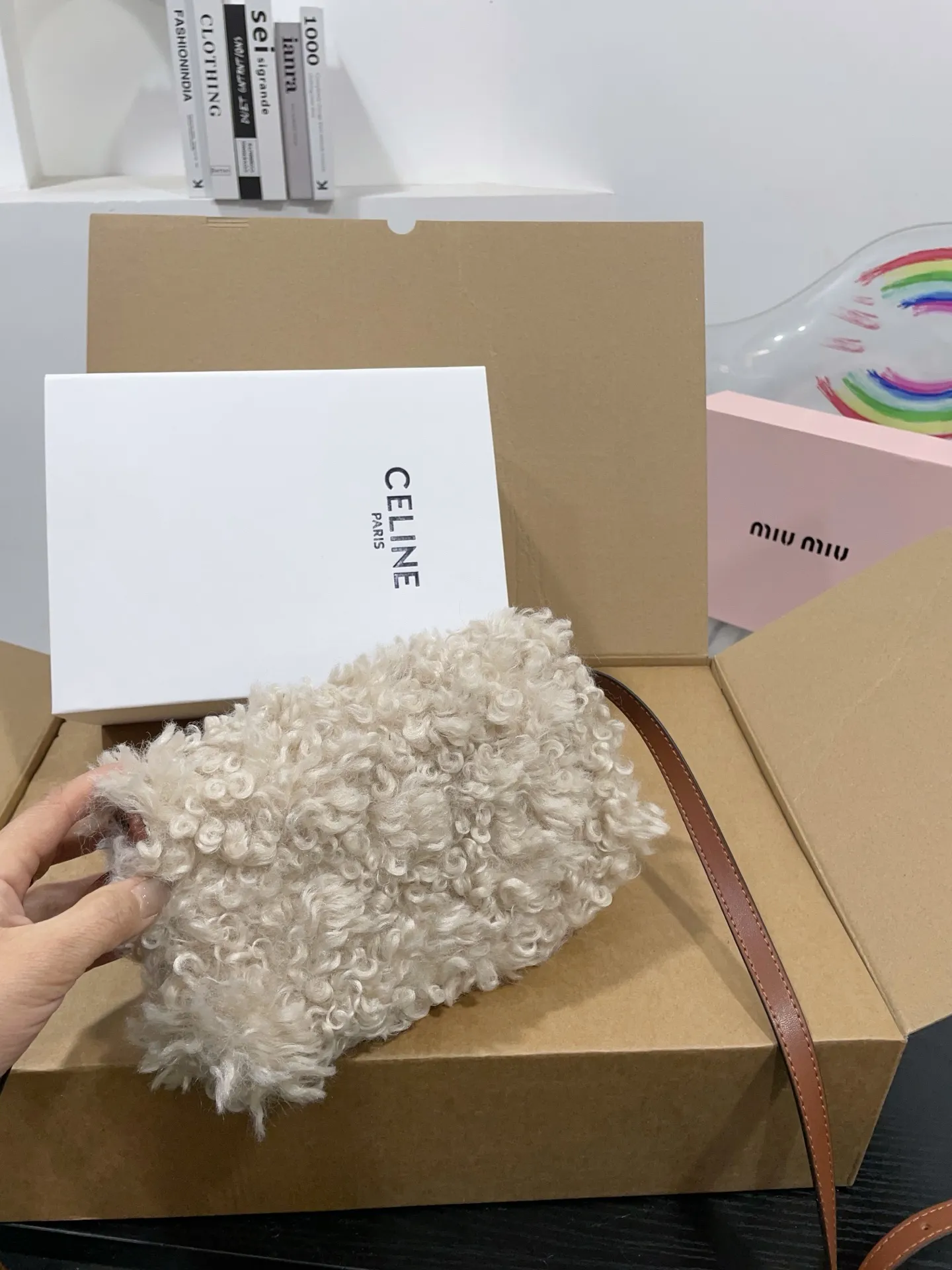 👑💰130💰配盒 赛琳原版羊羔毛hobo 红红火火恍恍惚惚出街啦~ 搭配衣服真的吼吼看~一秒时尚感千金风拉满红色也很显眼,好多场合都可以搭配 张元英同款~~~ 尺寸21cm