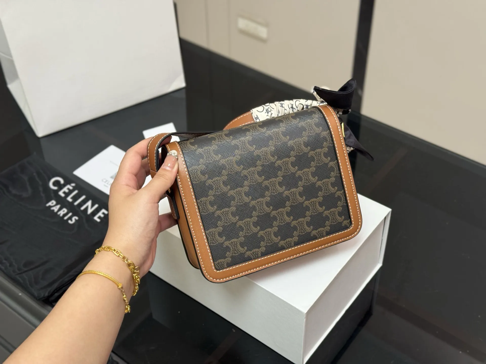 ¥180 ¥190 配折叠盒 尺寸:23cm*17(大) 19cm*15(小) 赛琳 凯旋门! 很高端!很高级! 很适合🈴️四季! ⚠️牛皮!牛皮!