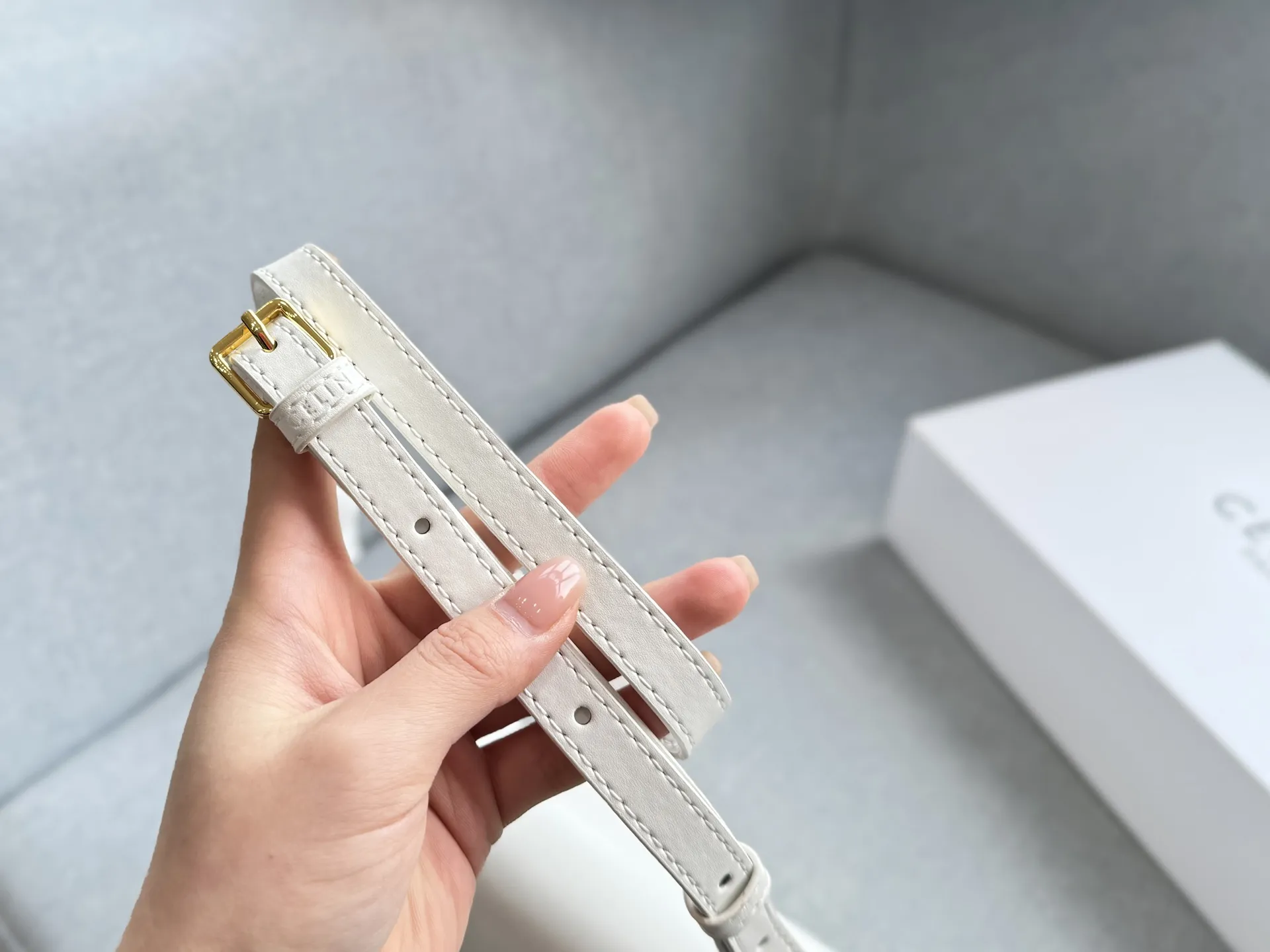 大💰155 折叠盒 小💰150 折叠盒 size:22×16/18.5×14.5 CELINE赛琳 Triomphe 豆腐包 单肩包斜挎包 毫不费力的高级感✨Celine凯旋门轻松拿捏 🖤Celine 凯旋门黑金腋下包 轻便,容量刚好,通勤、休闲、甜酷风都很适合 包包全身都是Box皮的质感 夏天搭配露肤上衣 有种精致都市丽人的感觉 低调有质感 百搭且不会过时