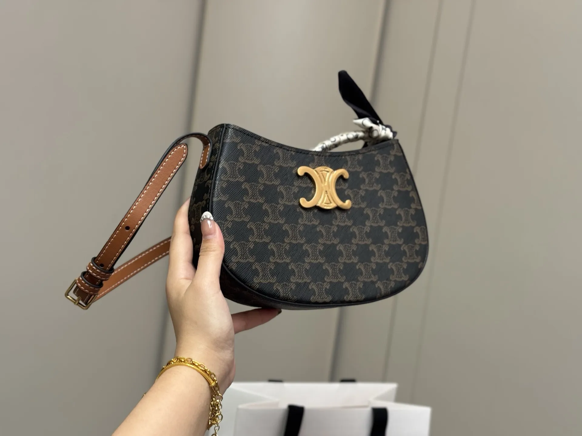 ¥160 配盒 size:23*13cm celine tilly 好看又好用的包 2025新款小可爱Tilly 复古性感百搭小包 赛琳不容错过!! ⚠️牛皮皮质