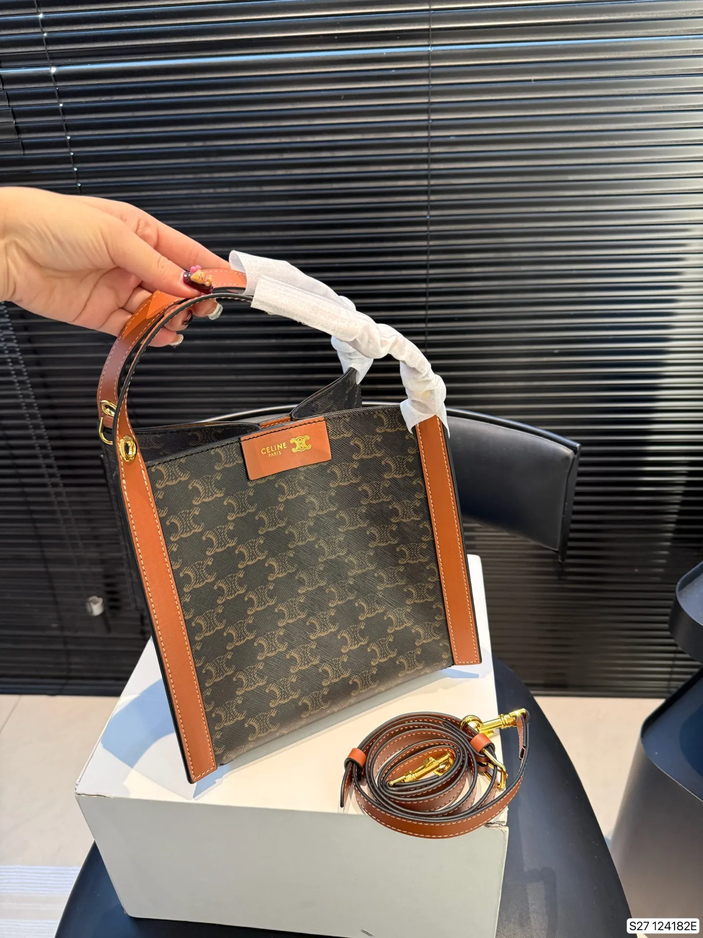 P185 配折叠盒 CELINE 赛琳CUBO手袋，日常通勤，休闲都超实用!手提，个性满分~内部空间超能装，水杯，手机，化妆品统统搞定，轻便耐用，时髦又百搭，日常出街必备! 尺寸17 22 货号124182