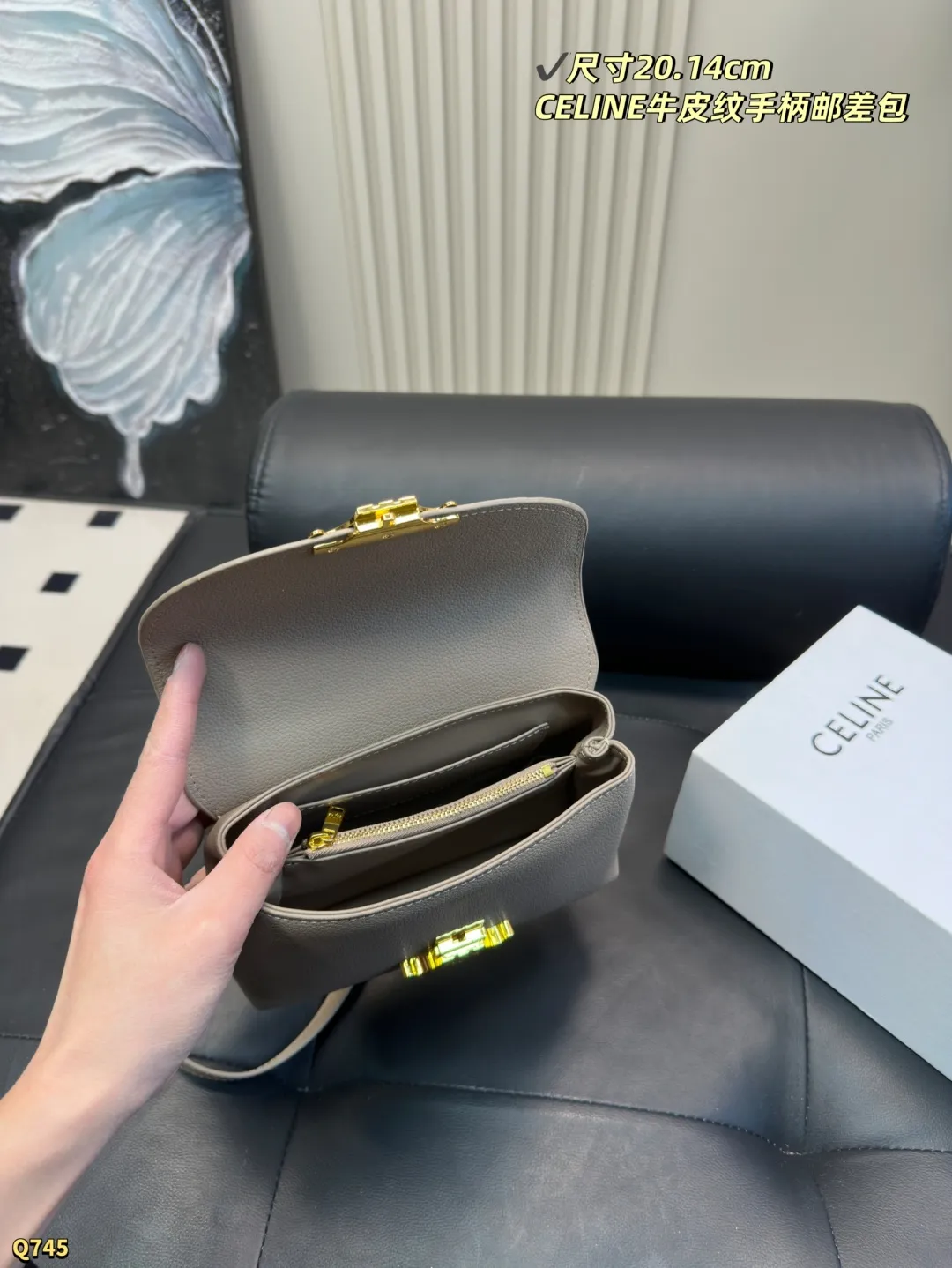 💰175配折叠盒 尺寸20.14cm 赛琳CELINE|粒面牛皮🤎Teen Nino手柄邮差 TEEN NINO手袋👜采用天然粒面小牛皮材质 触感柔软且保留天然纹理,耐用不易变形 内里为Napa羊皮 搭配金色Triomphe金属锁扣,整体呈现低调奢华的棕褐色 配备顶部短手柄和可拆卸可调肩带 支持手拎、肩背或斜挎多种背法 包内结构包含两个主隔层 两个内贴袋和一个中央拉链袋 兼顾优雅与实用性